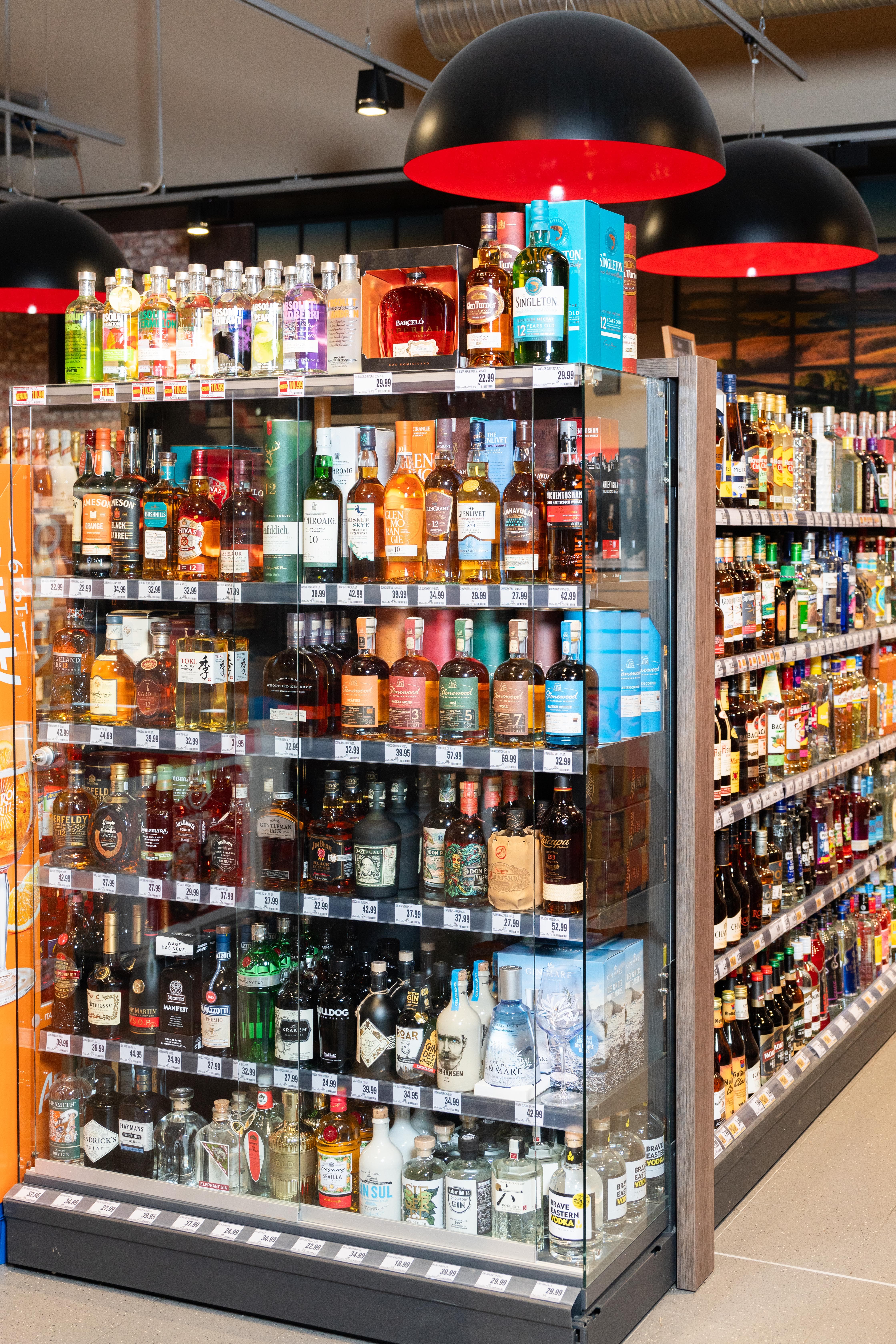 Ein Glasschrank mit Spirituosen.
