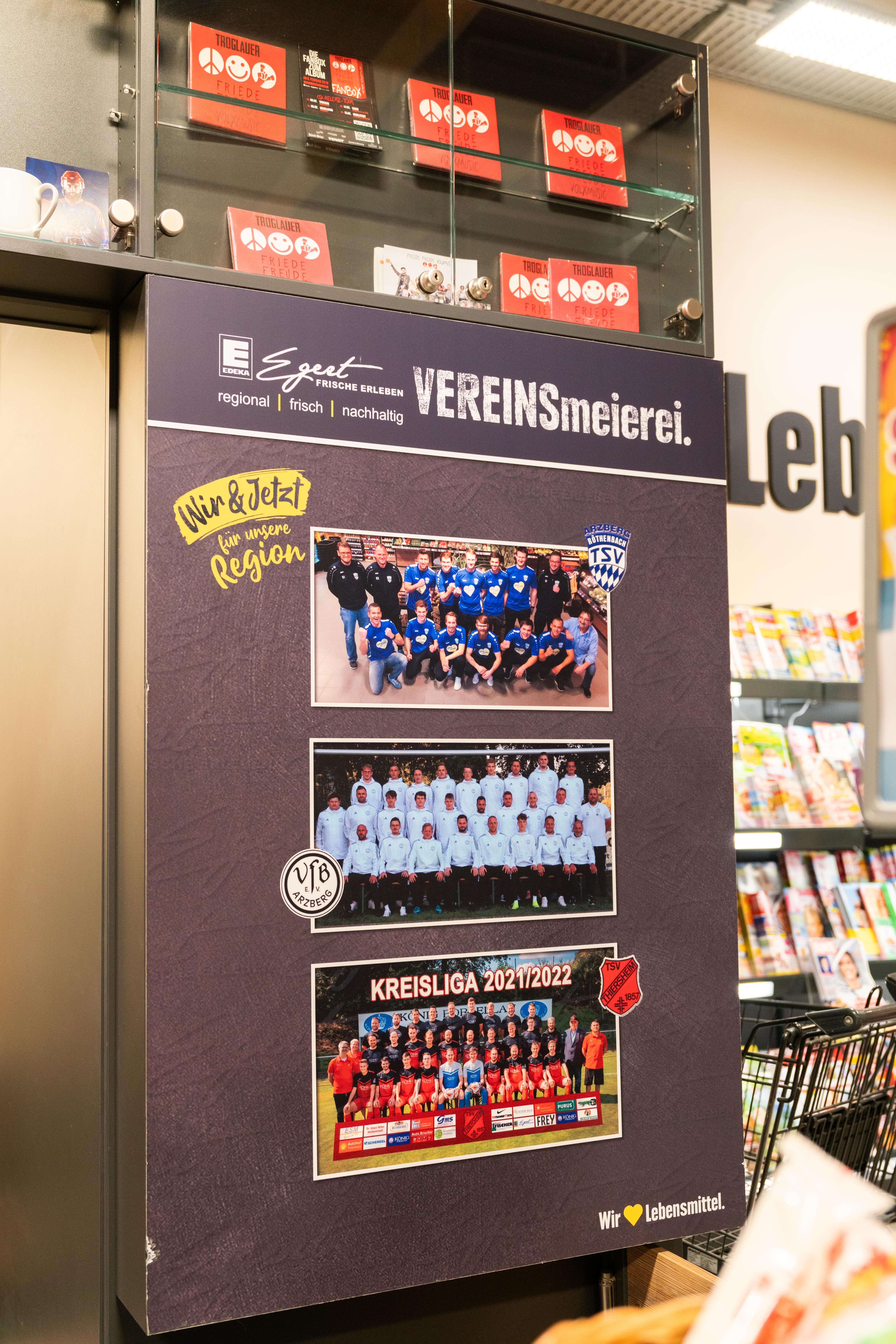 Eine Tafel mit Bildern von den vom EDEKA-Markt geförderten regionalen Vereinen.
