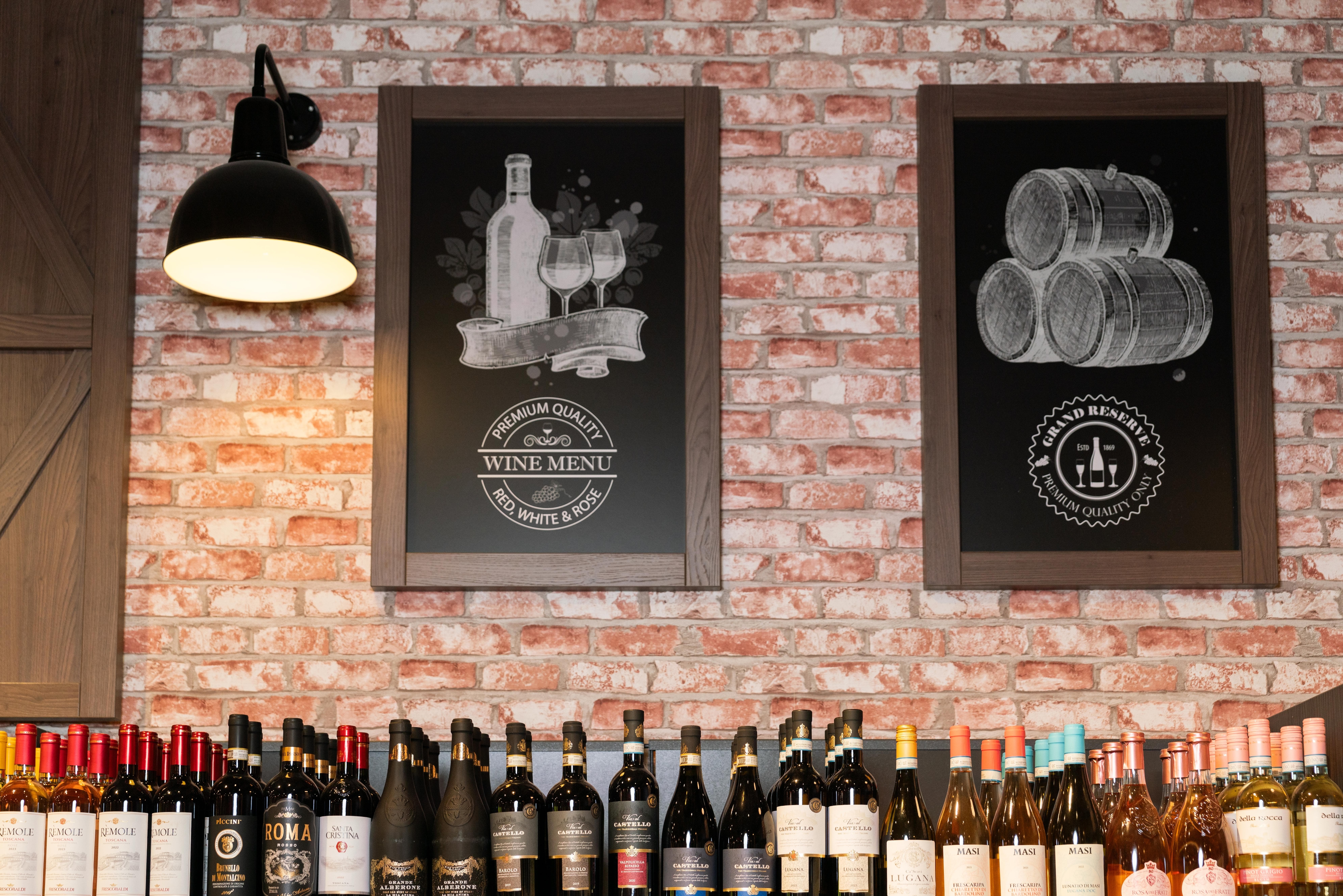 Ein Regal mit verschieden Weinflaschen.