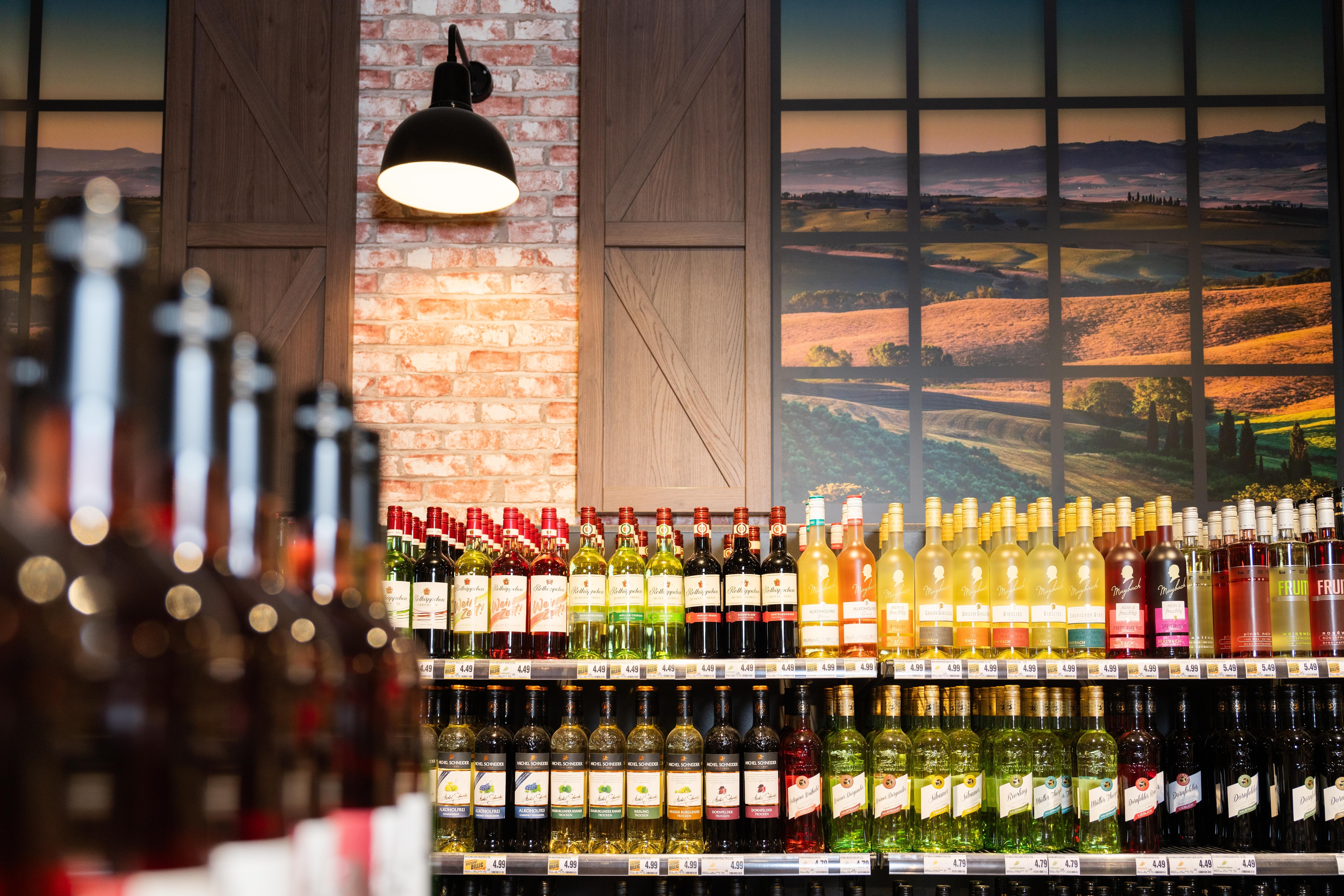 Ein Weinregal in einem EDEKA-Markt.