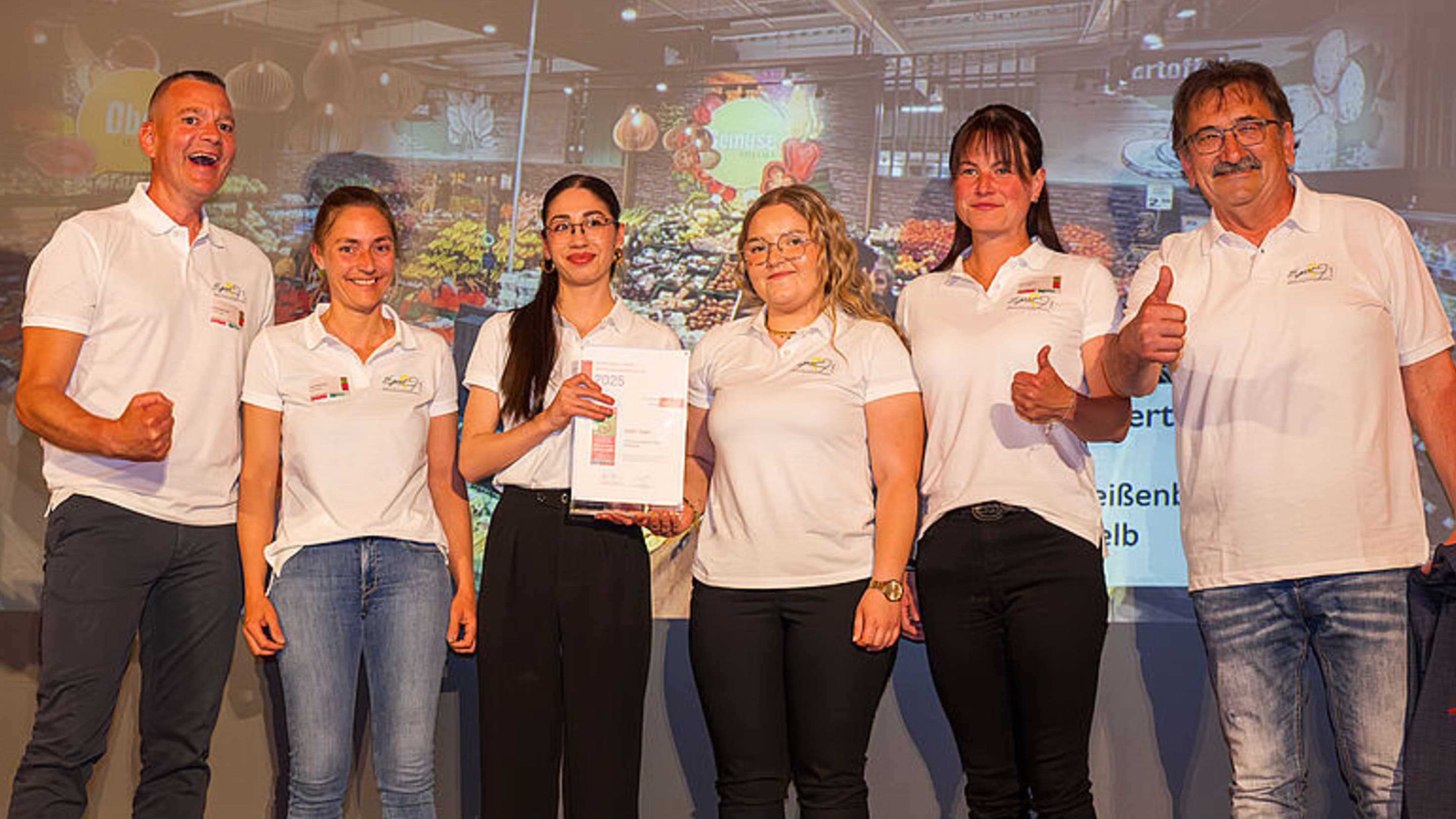 Gruppenfoto der Mitarbeitenden des EDEKA-Markts Egert bei der Preisverleihung des deutschen Fruchtpreises.