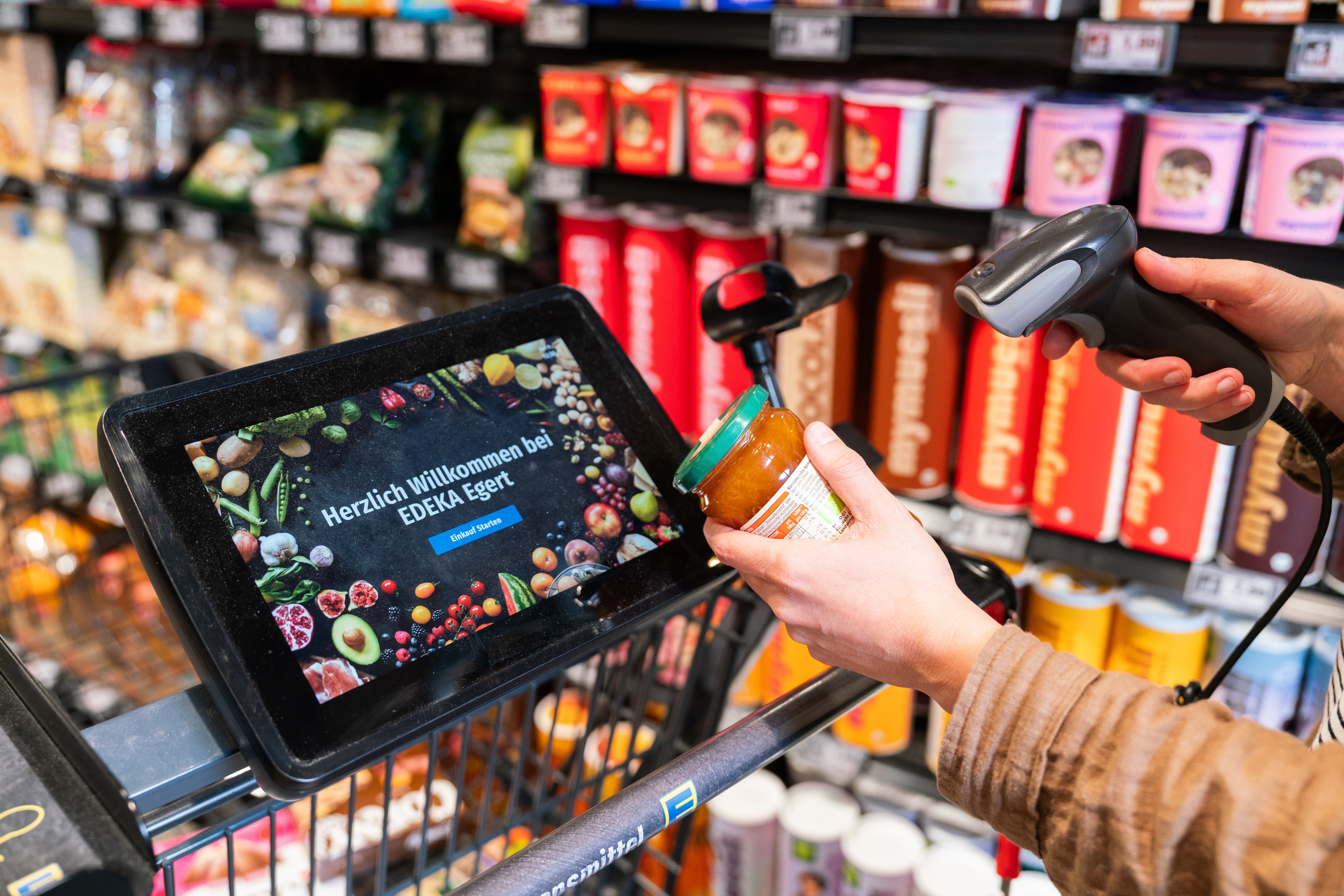Ein Einkaufswagen mit Display und Scanner.