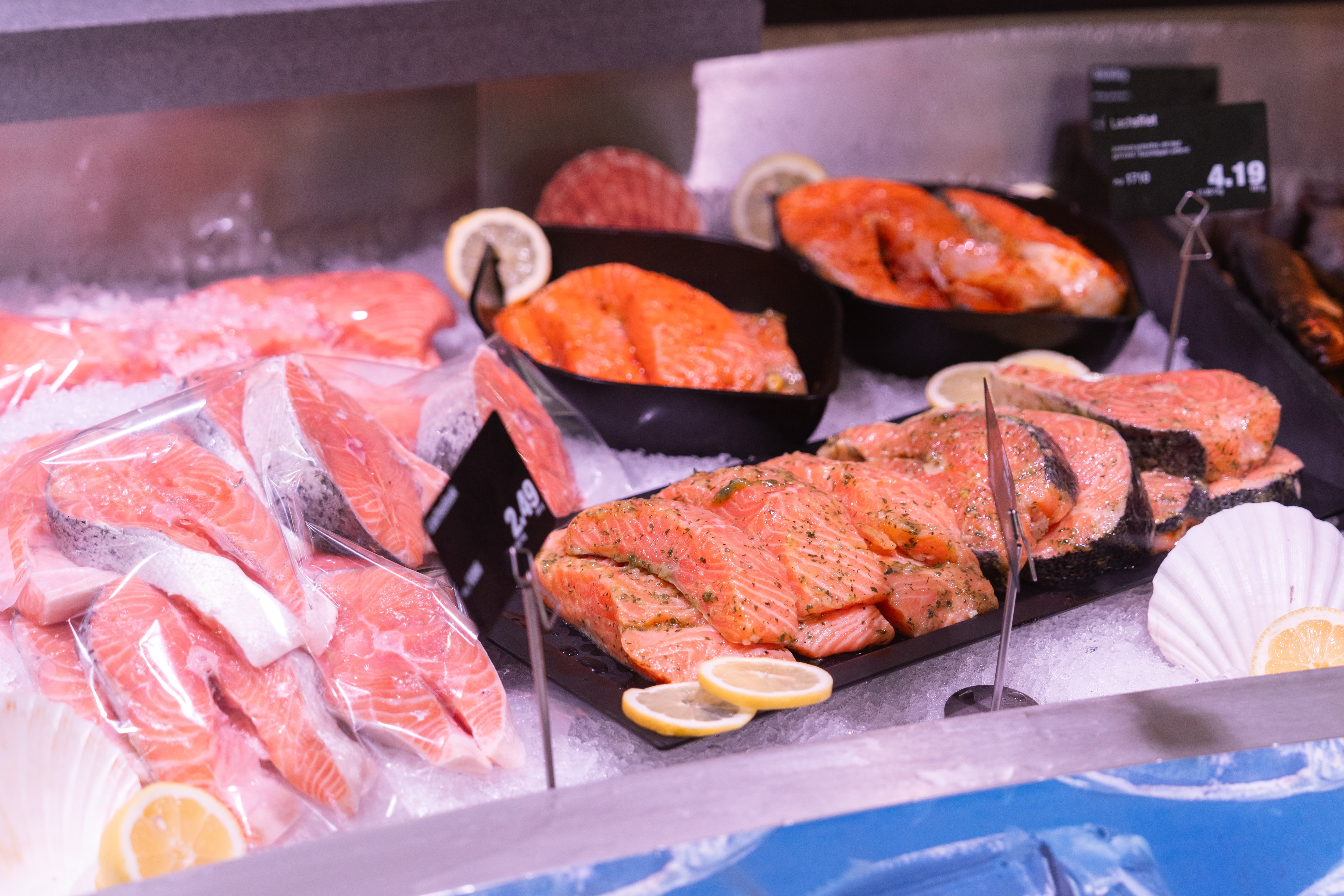 Die Auslage einer Fischtheke in der Nahaufnahme.