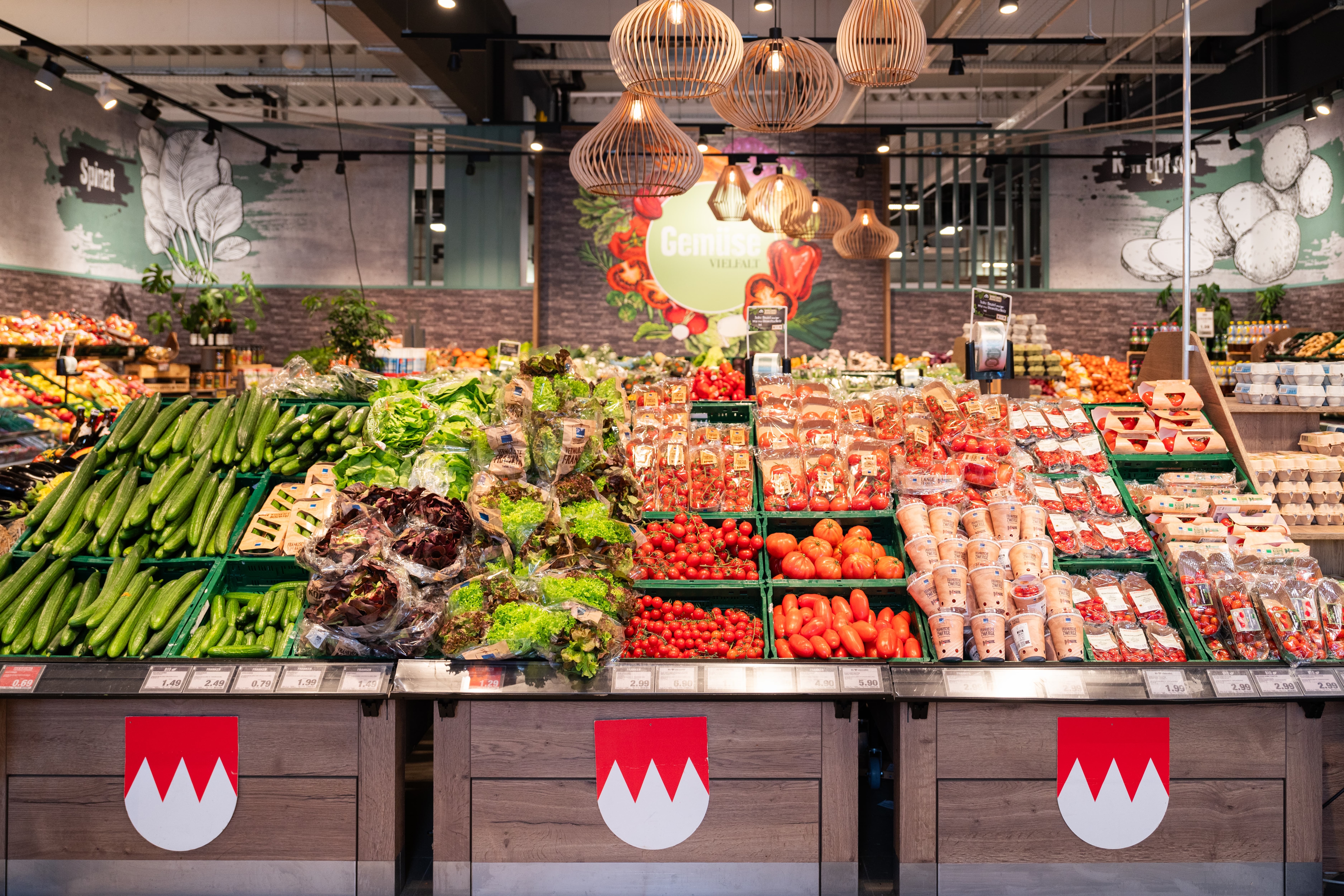 Die Gemüseabteilung eines EDEKA-Marktes.