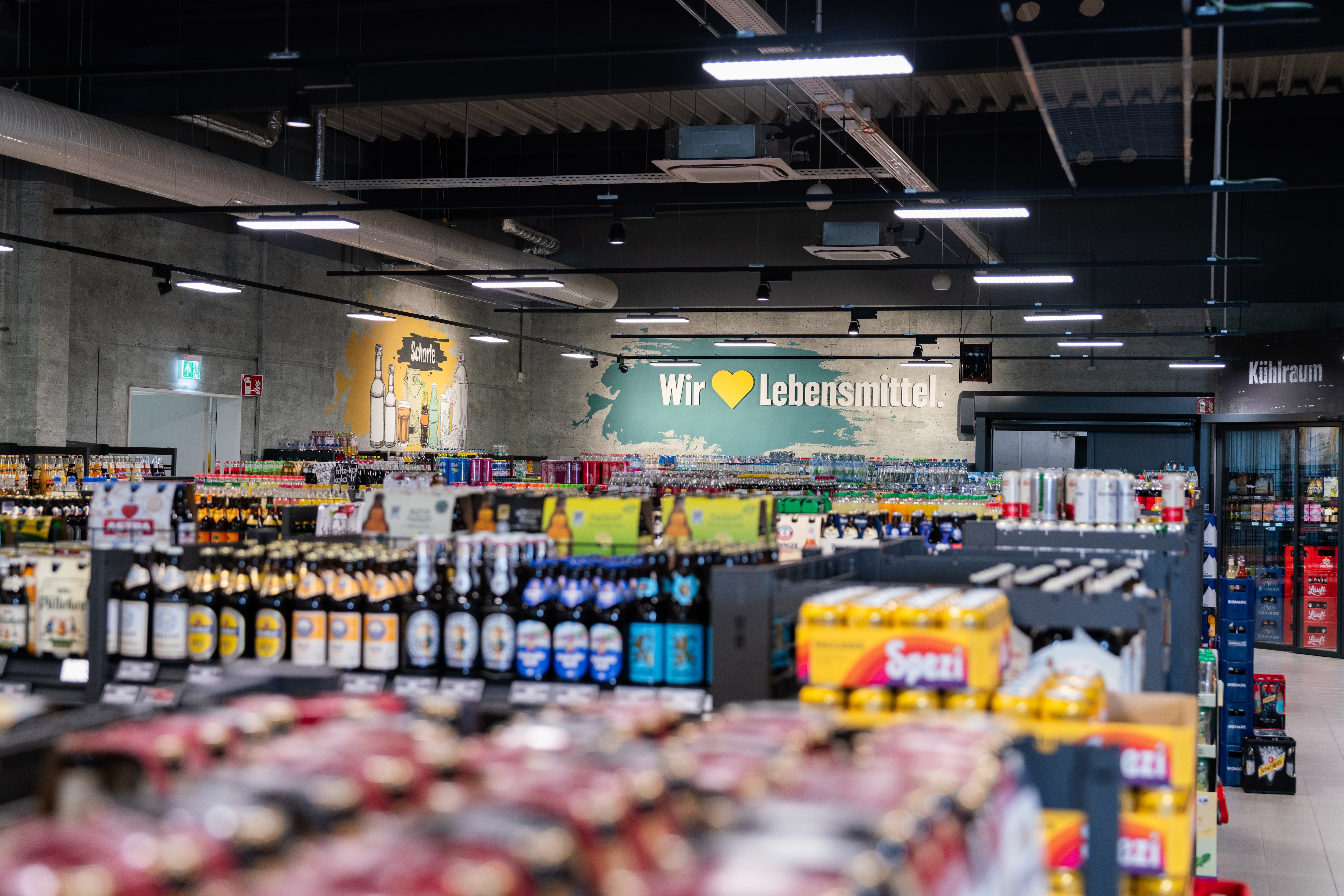 Die Getränkeabteilung eines EDEKA-Marktes.