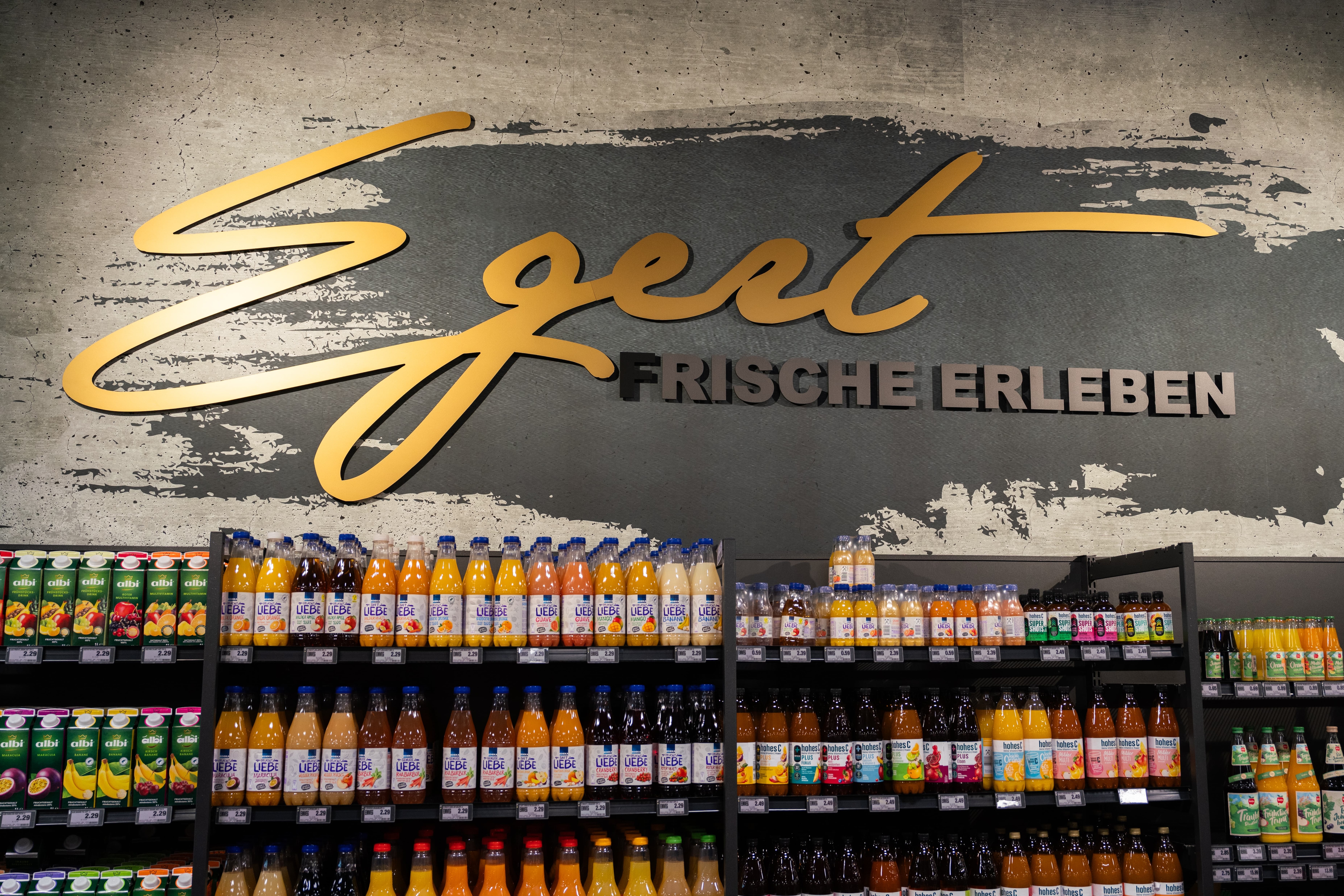 Ein Regal mit Säften. Darüber steht: "Egert - frische erleben!