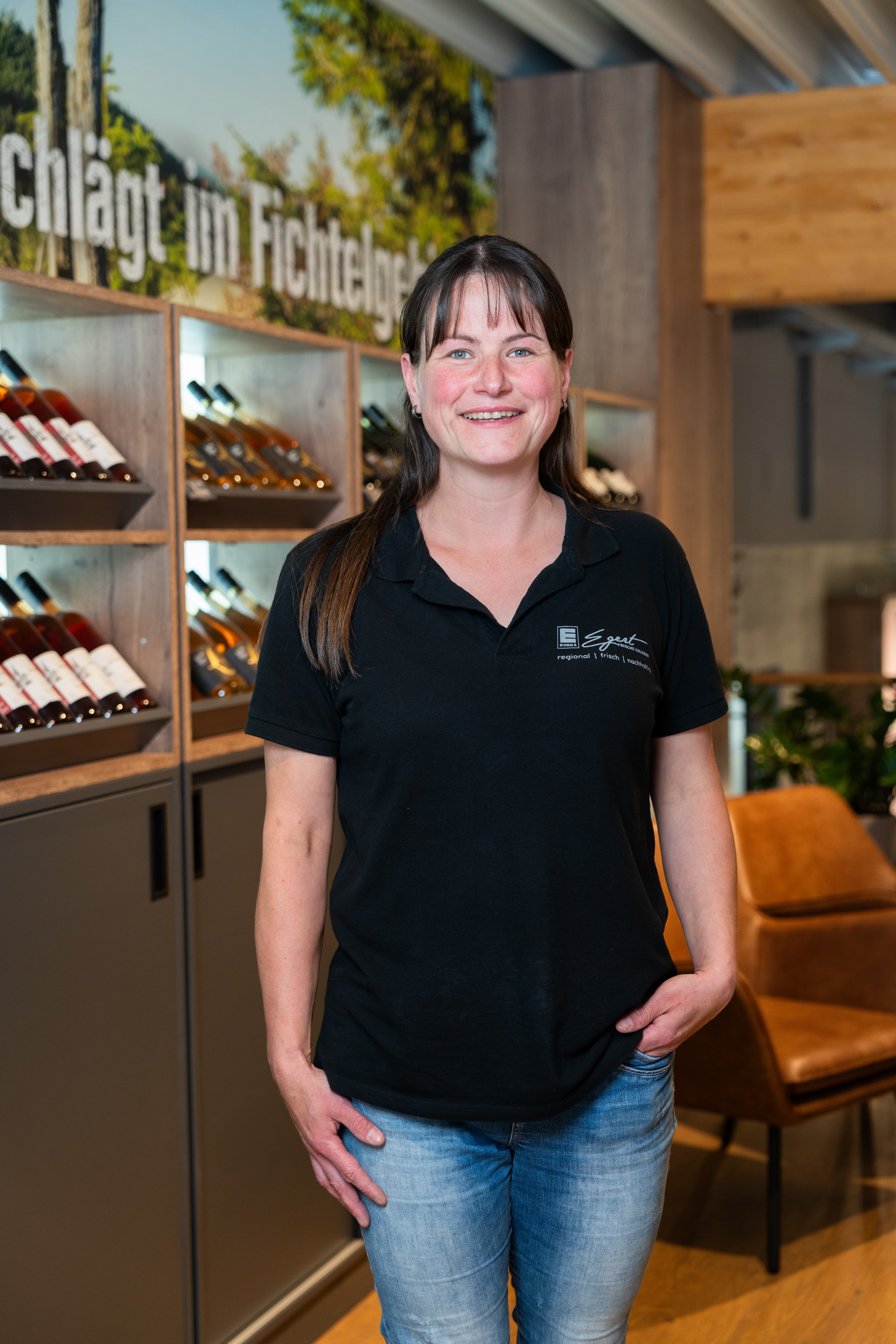 Eine lächelnde Mitarbeiterin eines EDEKA-Marktes.