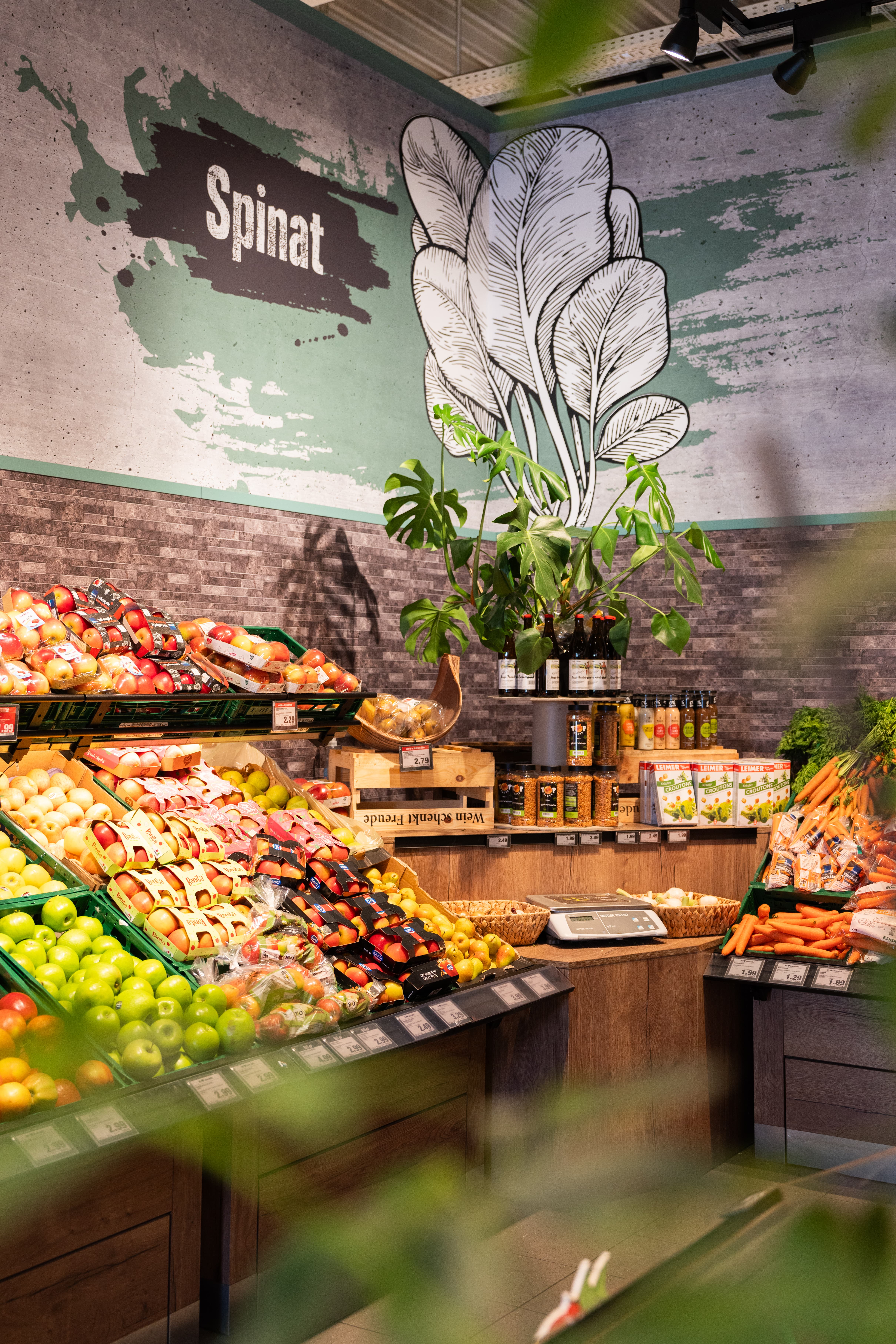 Ein Ausschnitt der Obst- und Gemüseabteilung eines EDEKA-Marktes.
