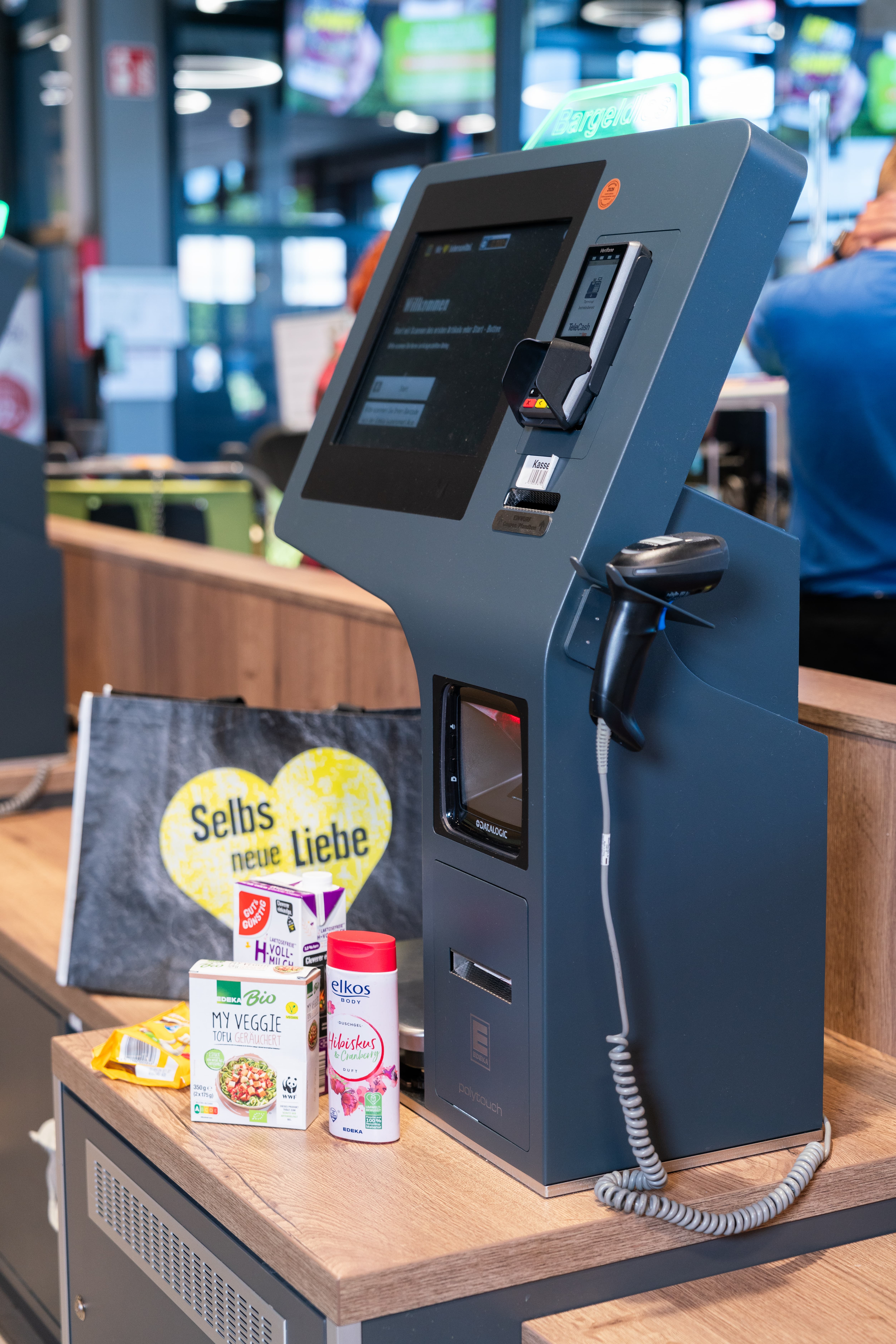 Eine Selbstbedienungskasse eines EDEKA-Marktes.