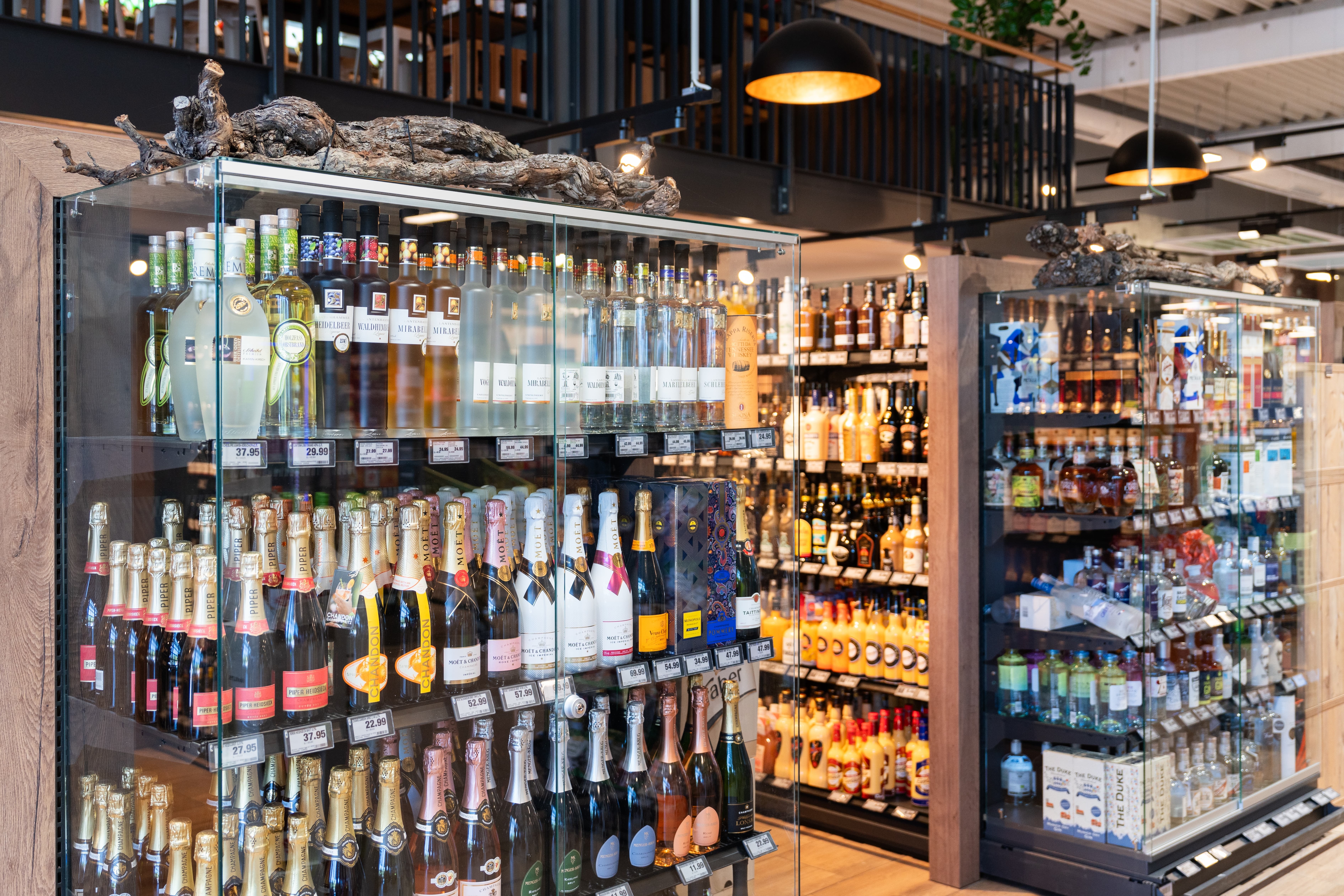 Zwei Glasvitrinen mit verschiedenen Spirituosen.