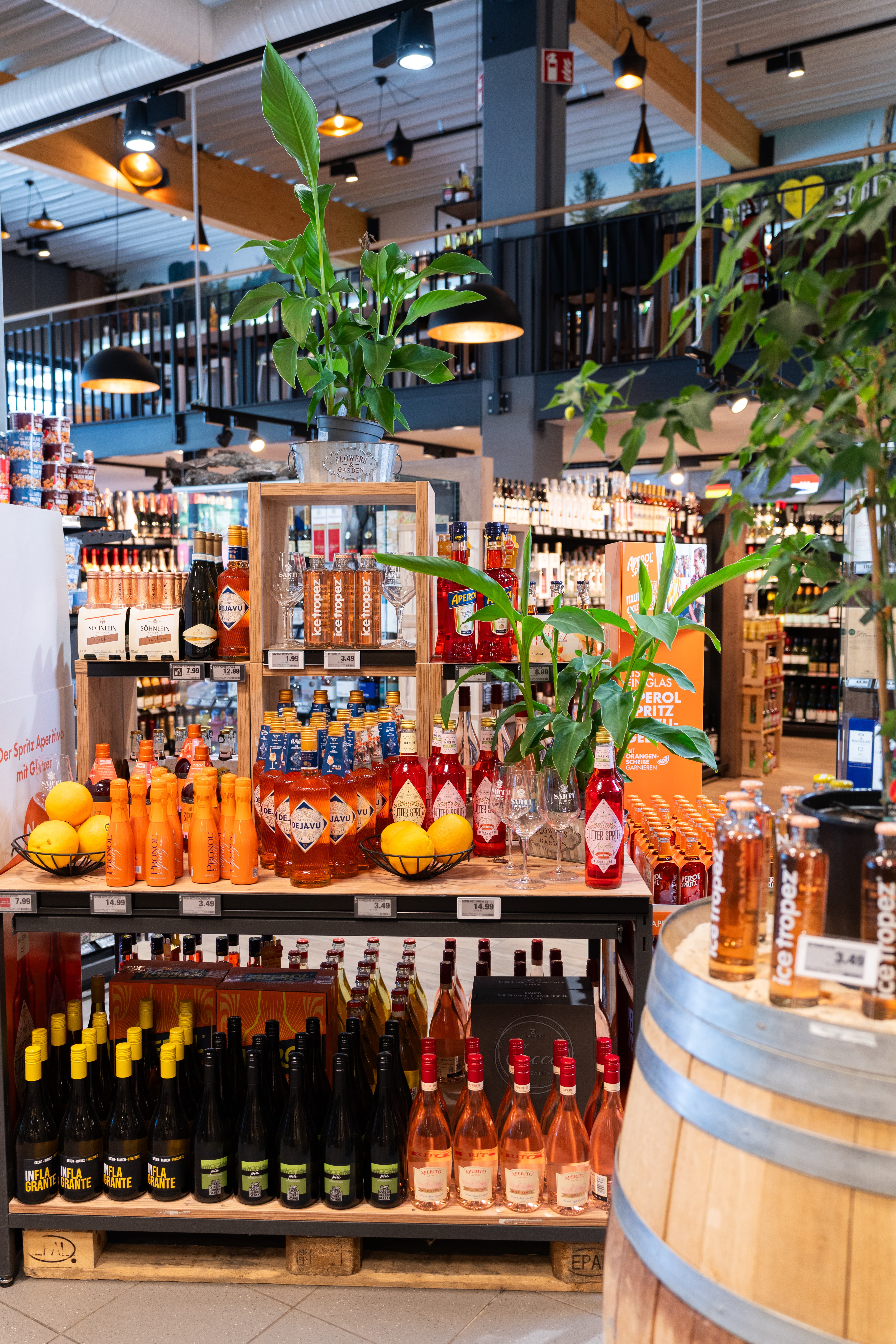 Verschiedene Spirituosen auf einem Holzaufsteller.