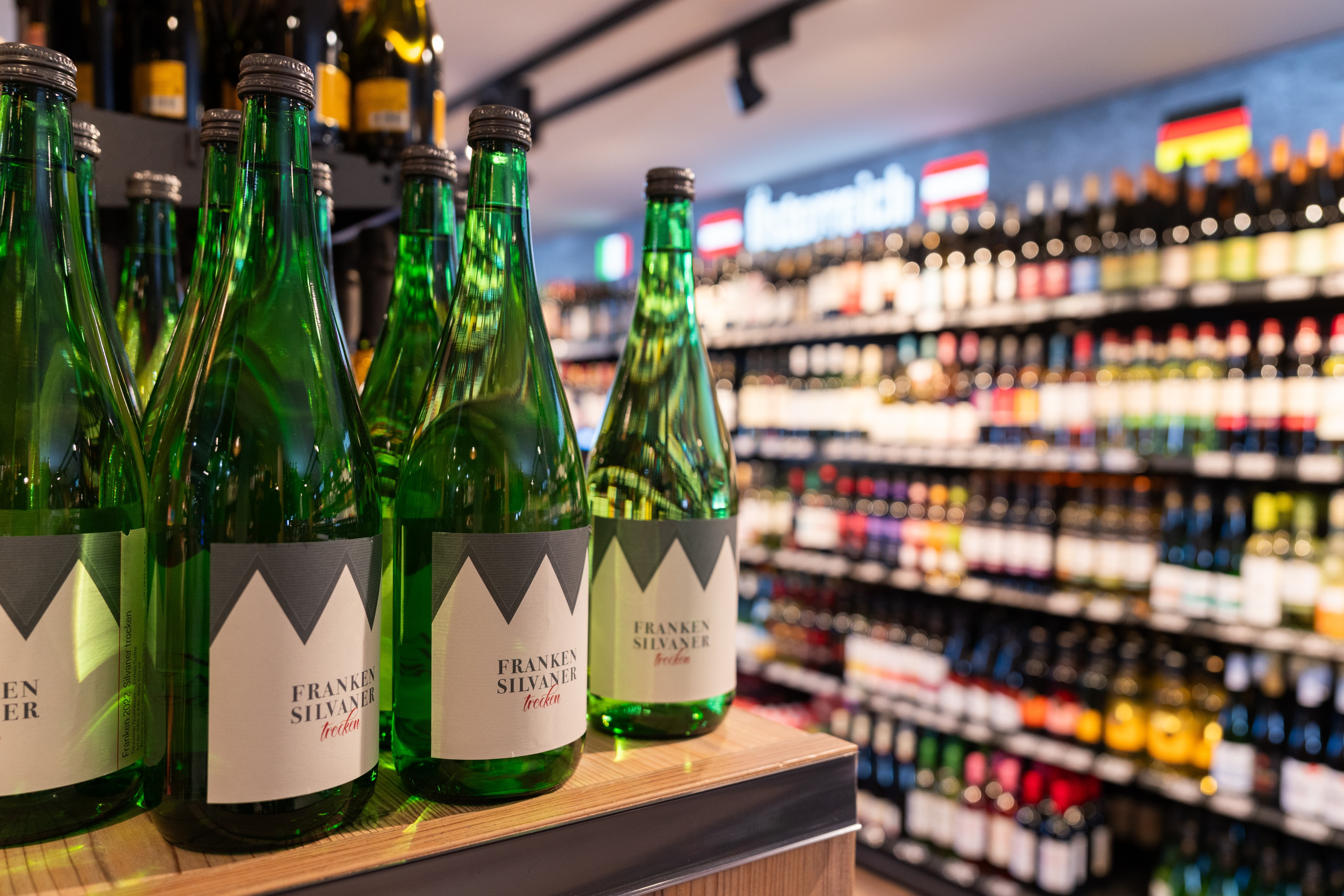 Nahaufnahme mehrerer Flaschen Franken Silvaner trocken.