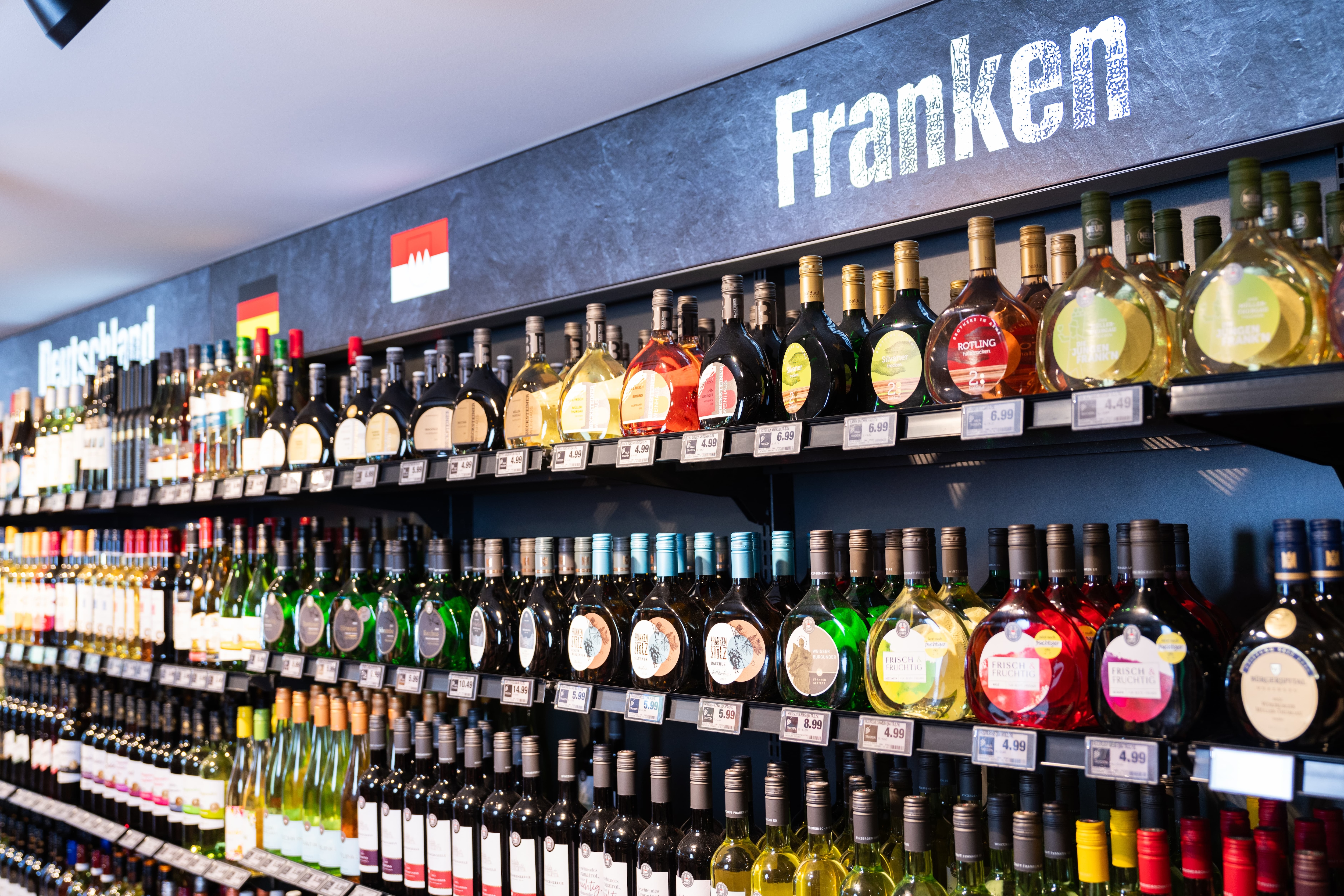 Ein Regal mit Wein aus Franken.