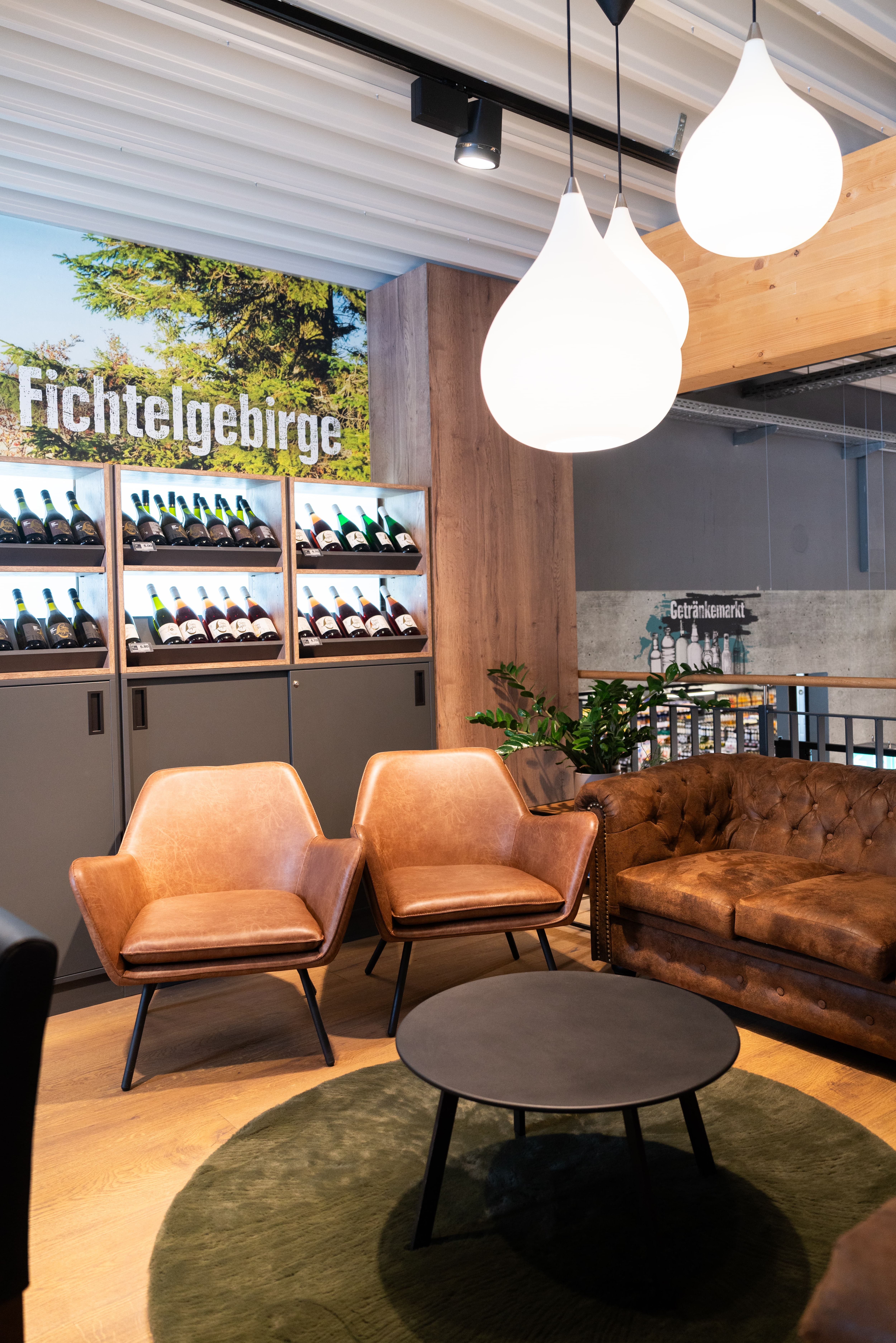 Eine Lounge mit Sesseln und einem Sofa.