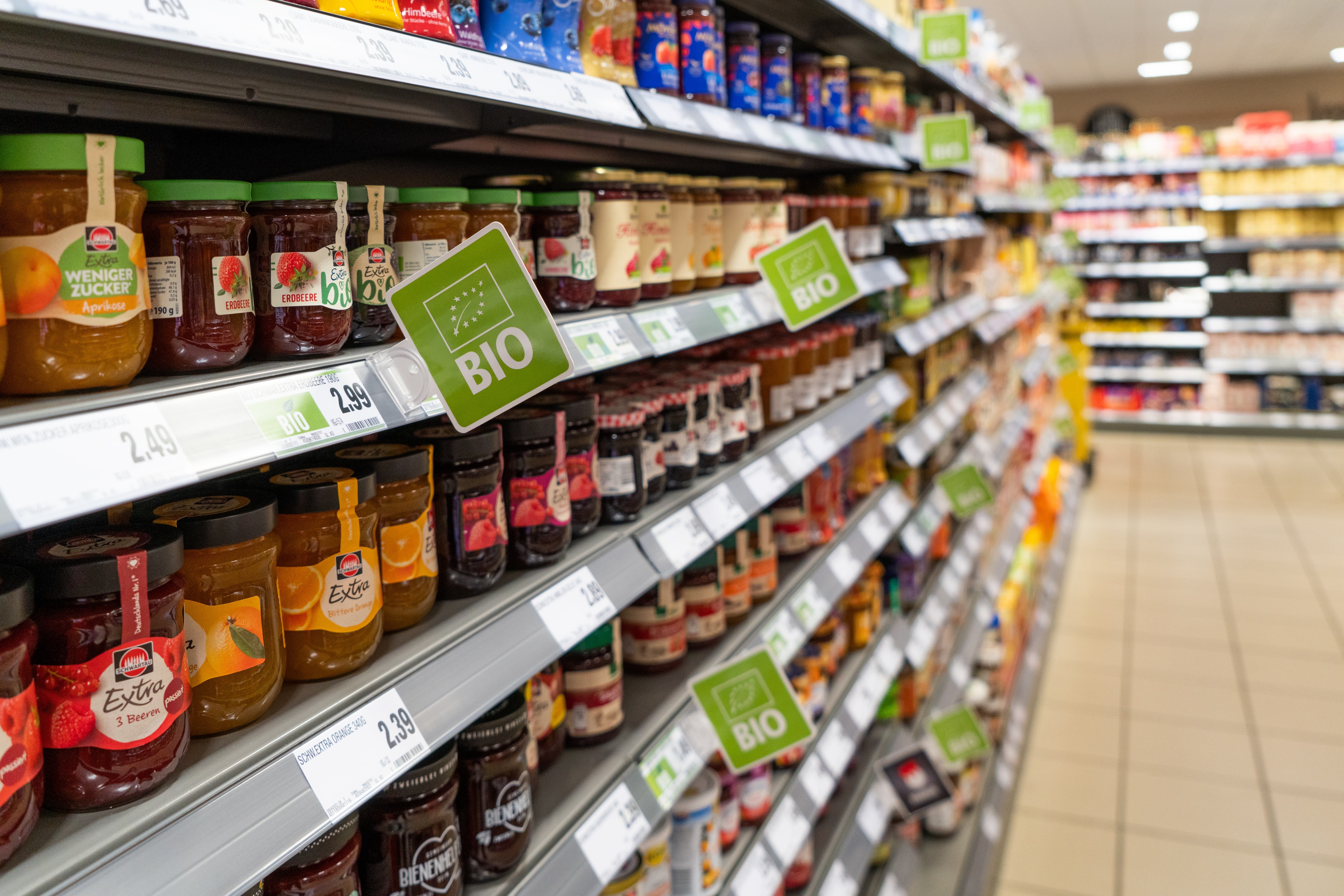 Ein Regal mit Fruchtaufstrichen in einem Edeka.
