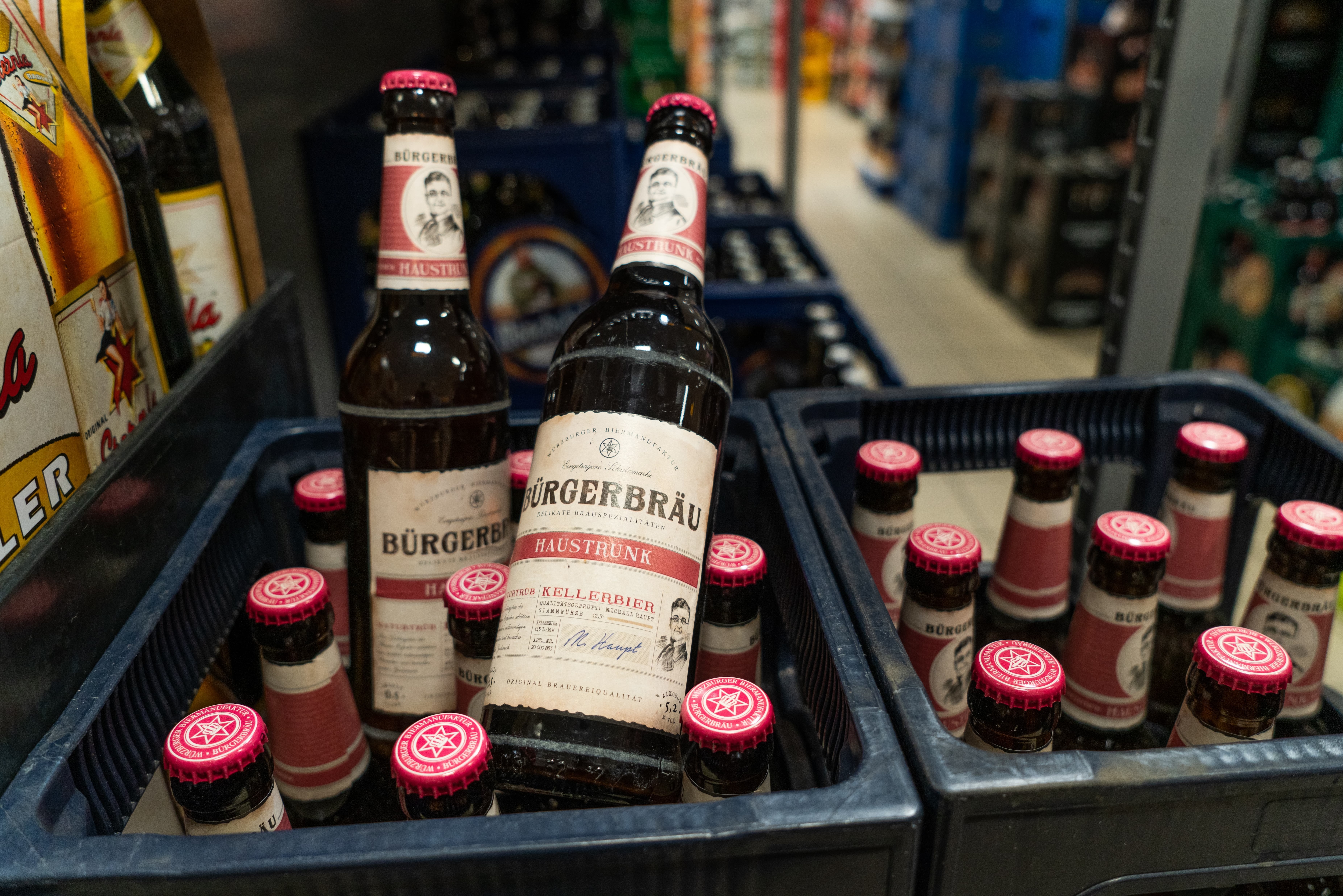 Zwei Kisten Bier. Oben drauf liegen zwei lose Faschen mit der Aufschrift: "Bürgerbräu Kellerbier".