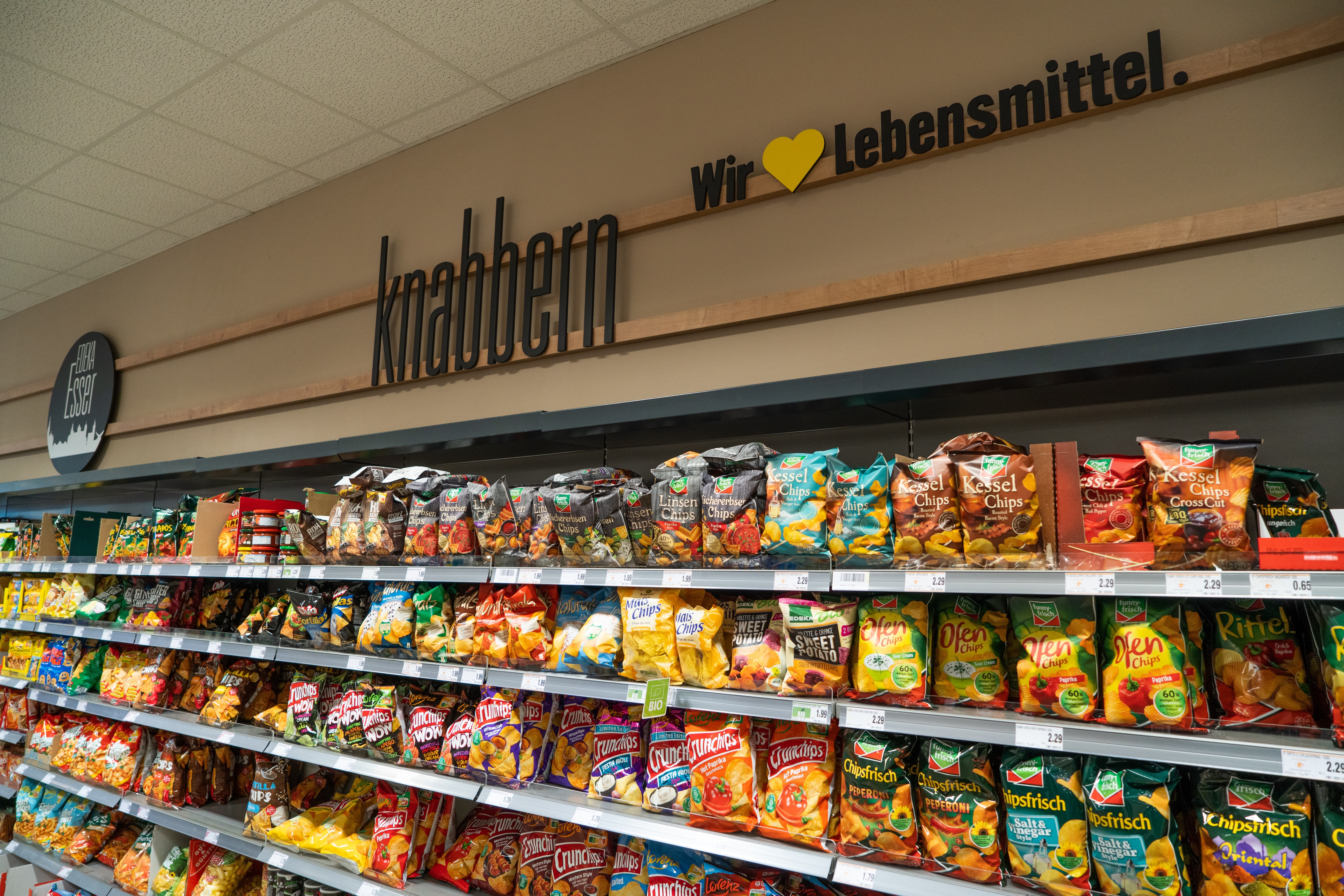 Ein Chips-Regal in einem Edeka-Markt.