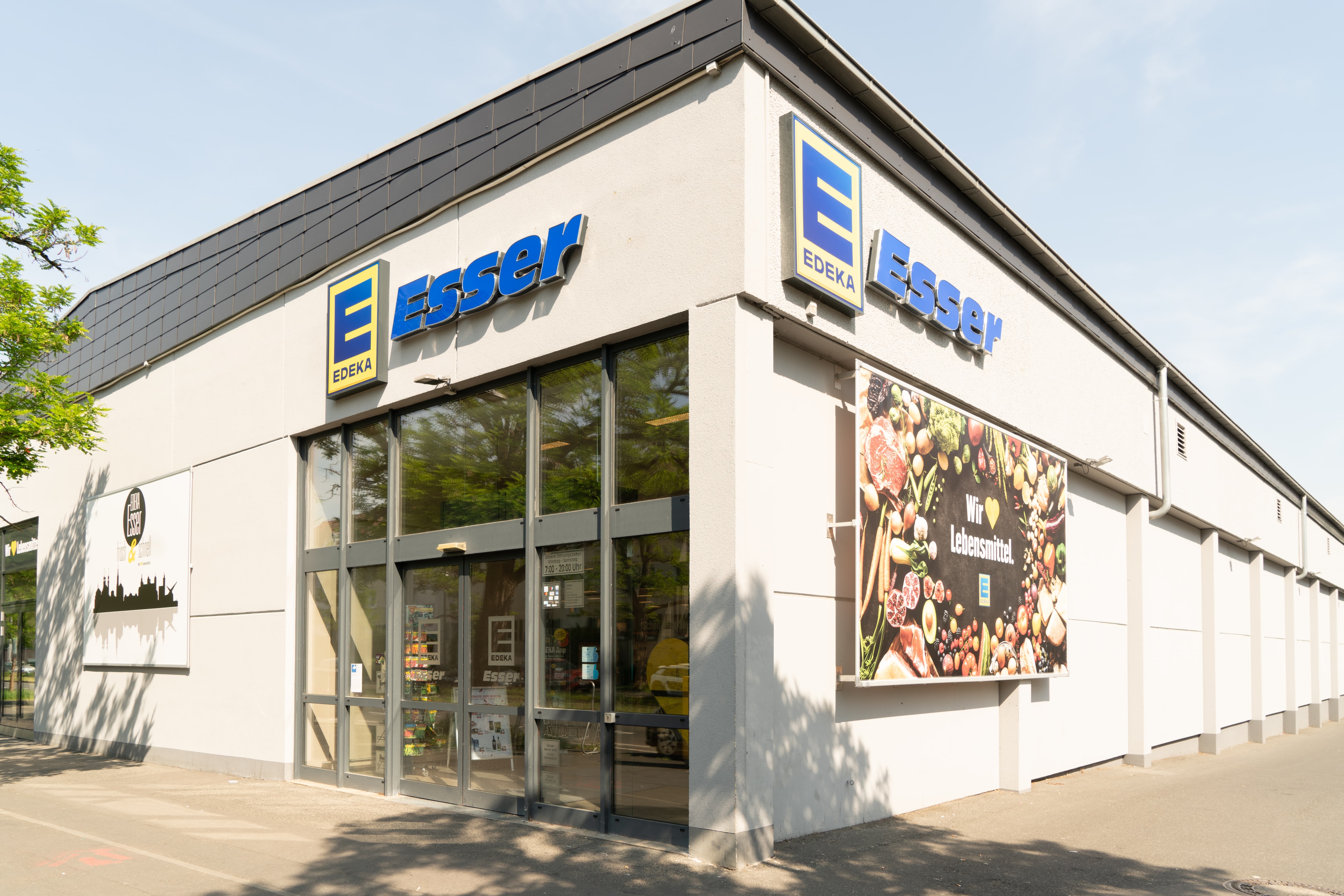 Der Eingangsbereich eines Edekas von außen.