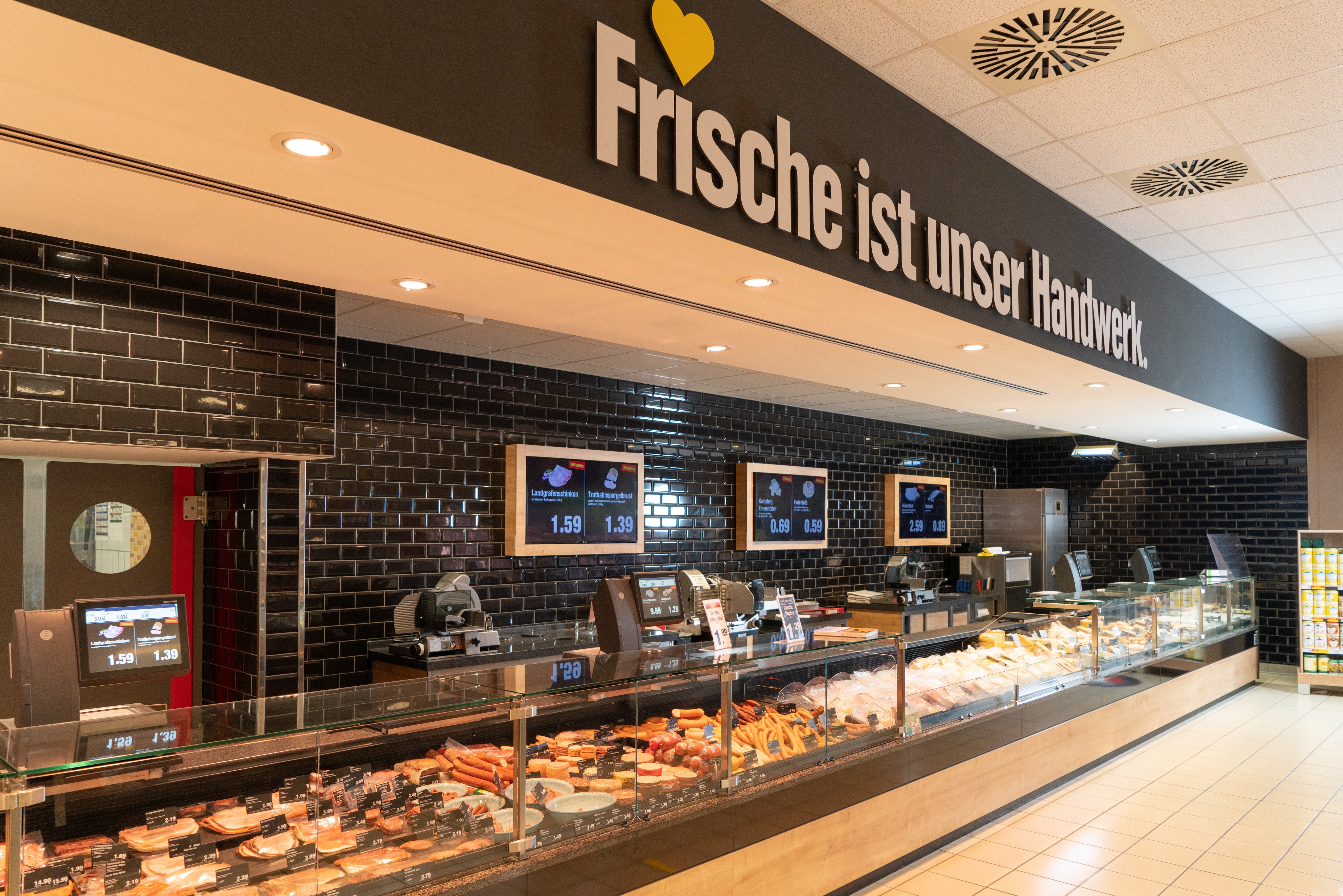 Die Frischetheke eines Edeka-Marktes in der Totalen.