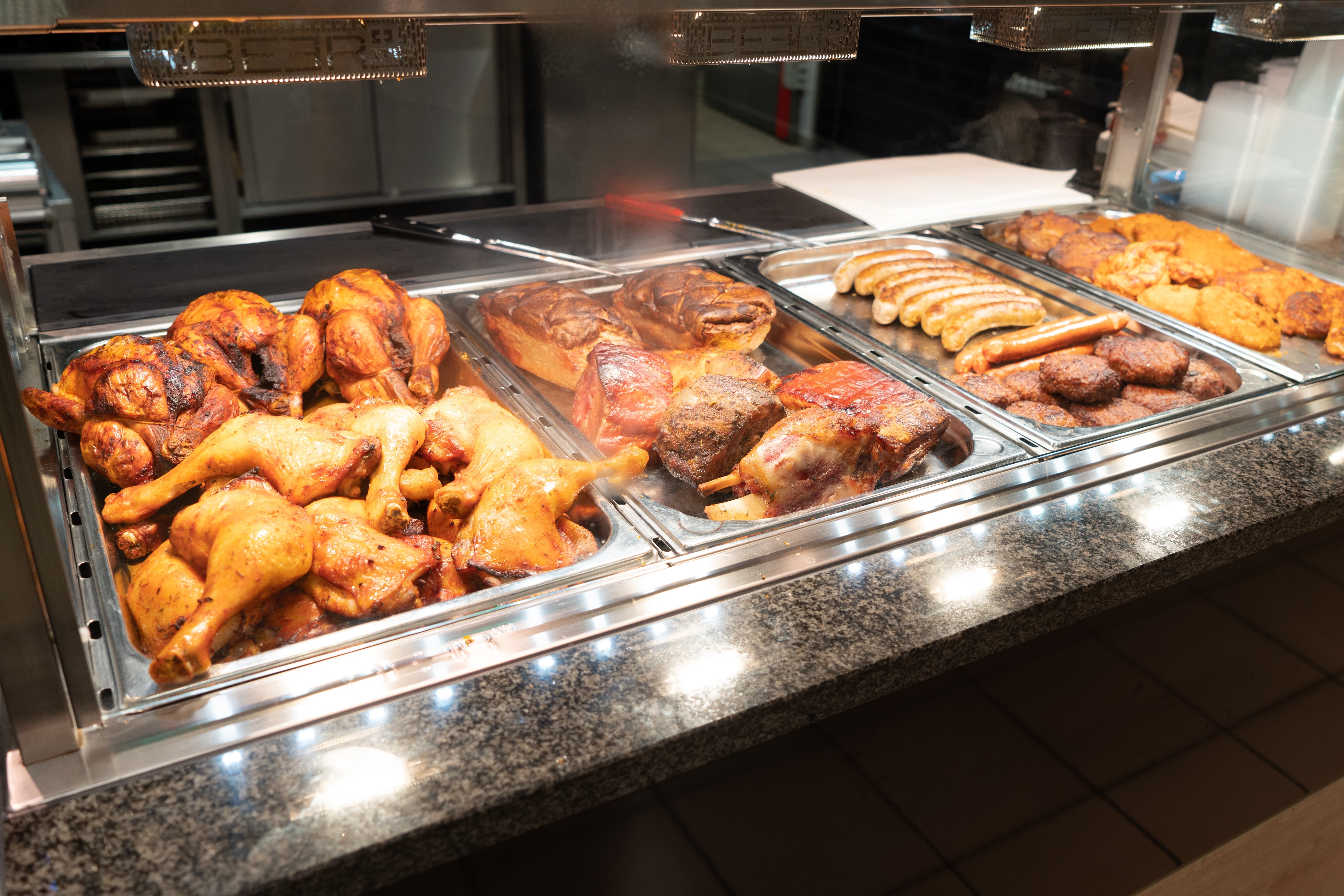 Die Heiße Theke eines Edeka-Marktes.