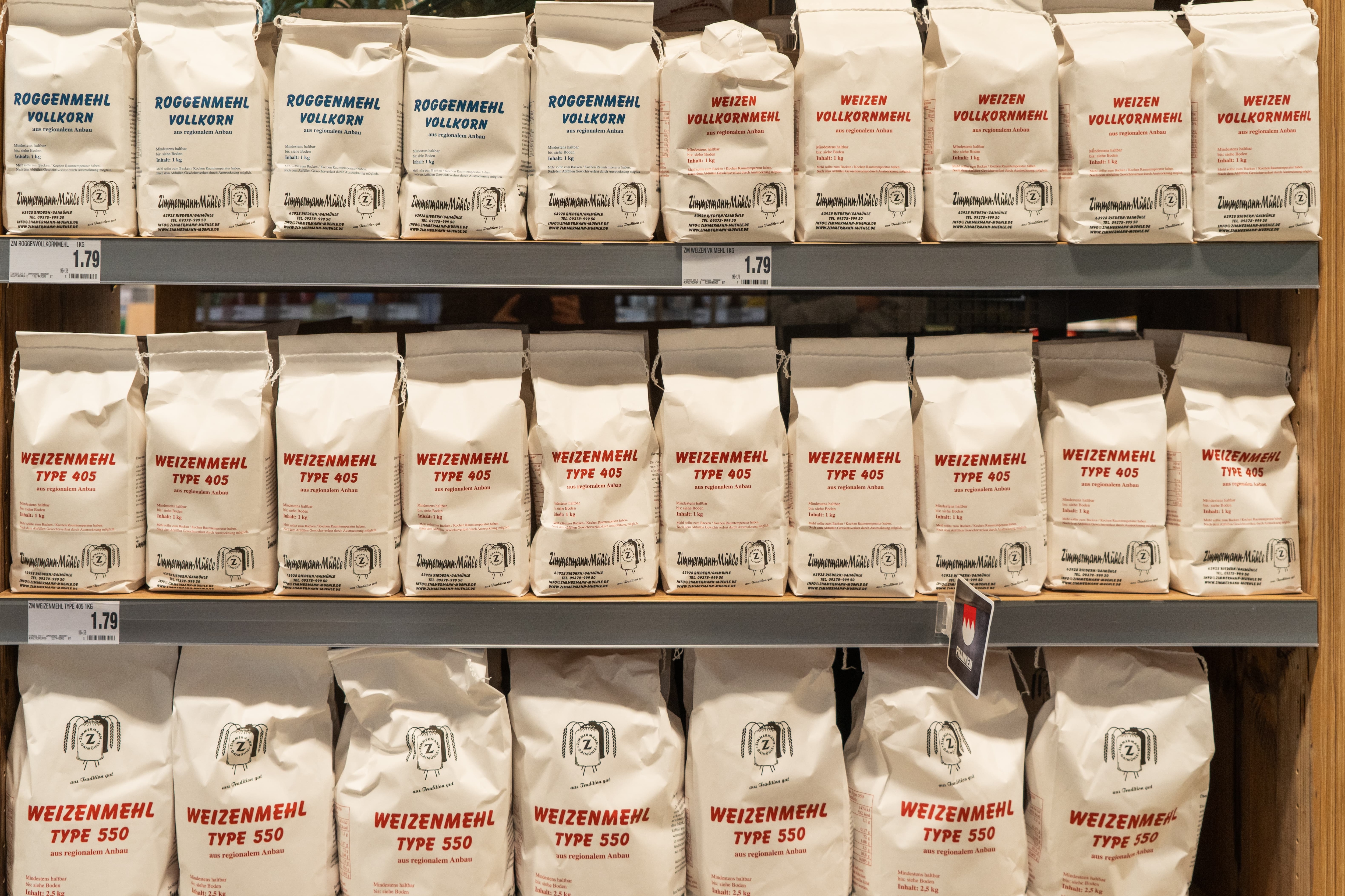 Ein Regal mit verschiedenen Mehlsorten und -typen.