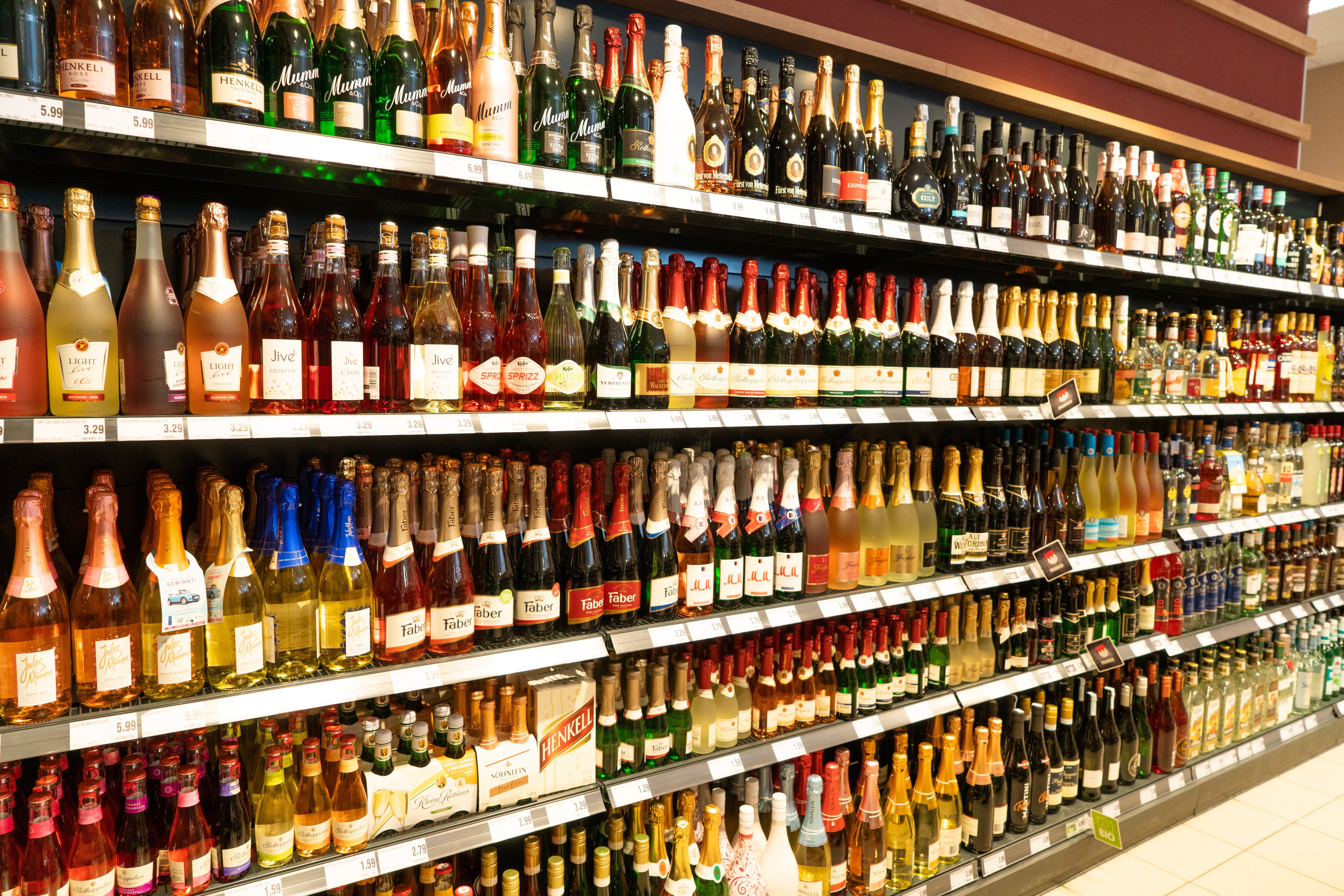 Die Sekt-Abteilung eines Edeka-Marktes.