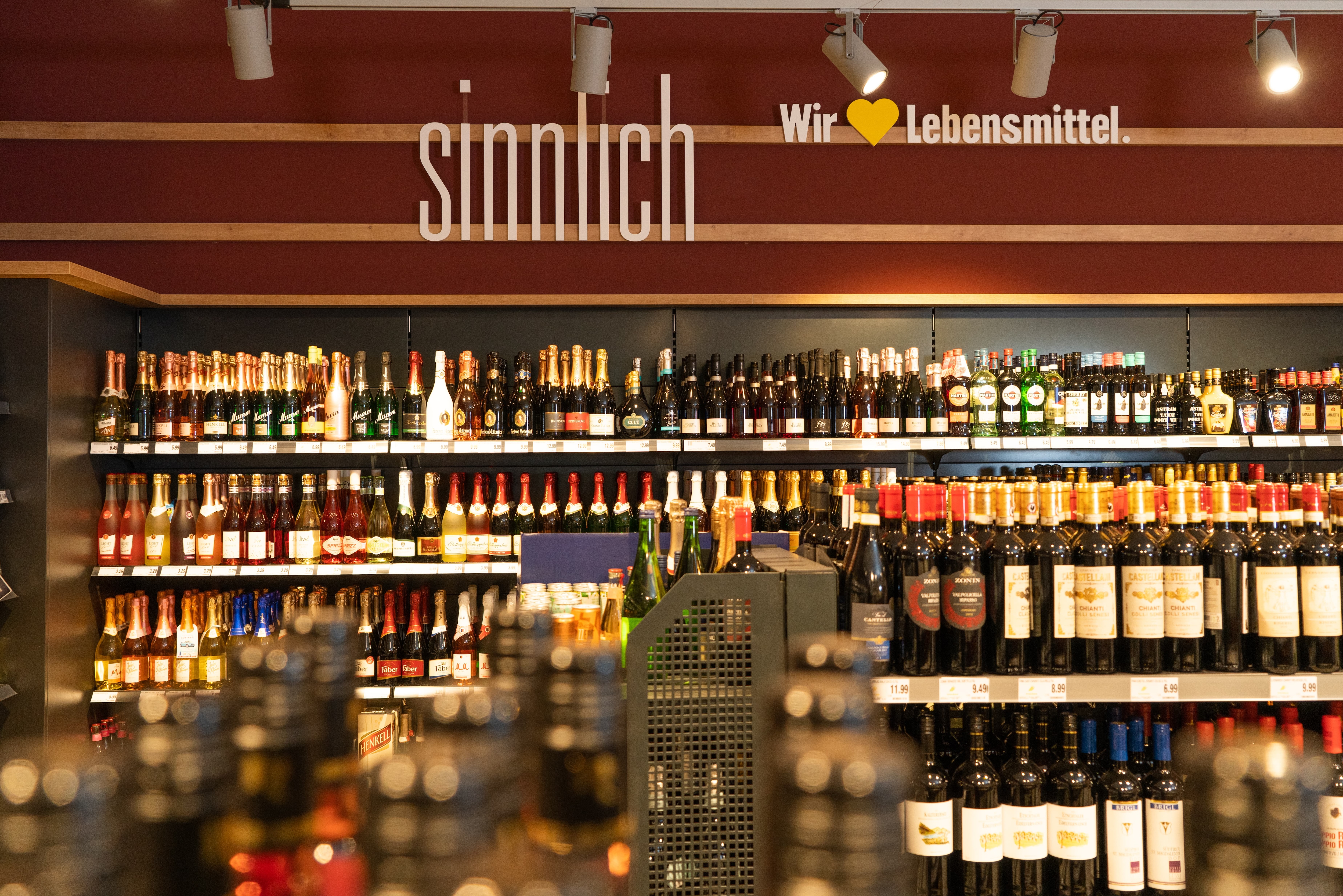 Die Spirituosen-Abteilung eines Edeka-Marktes.