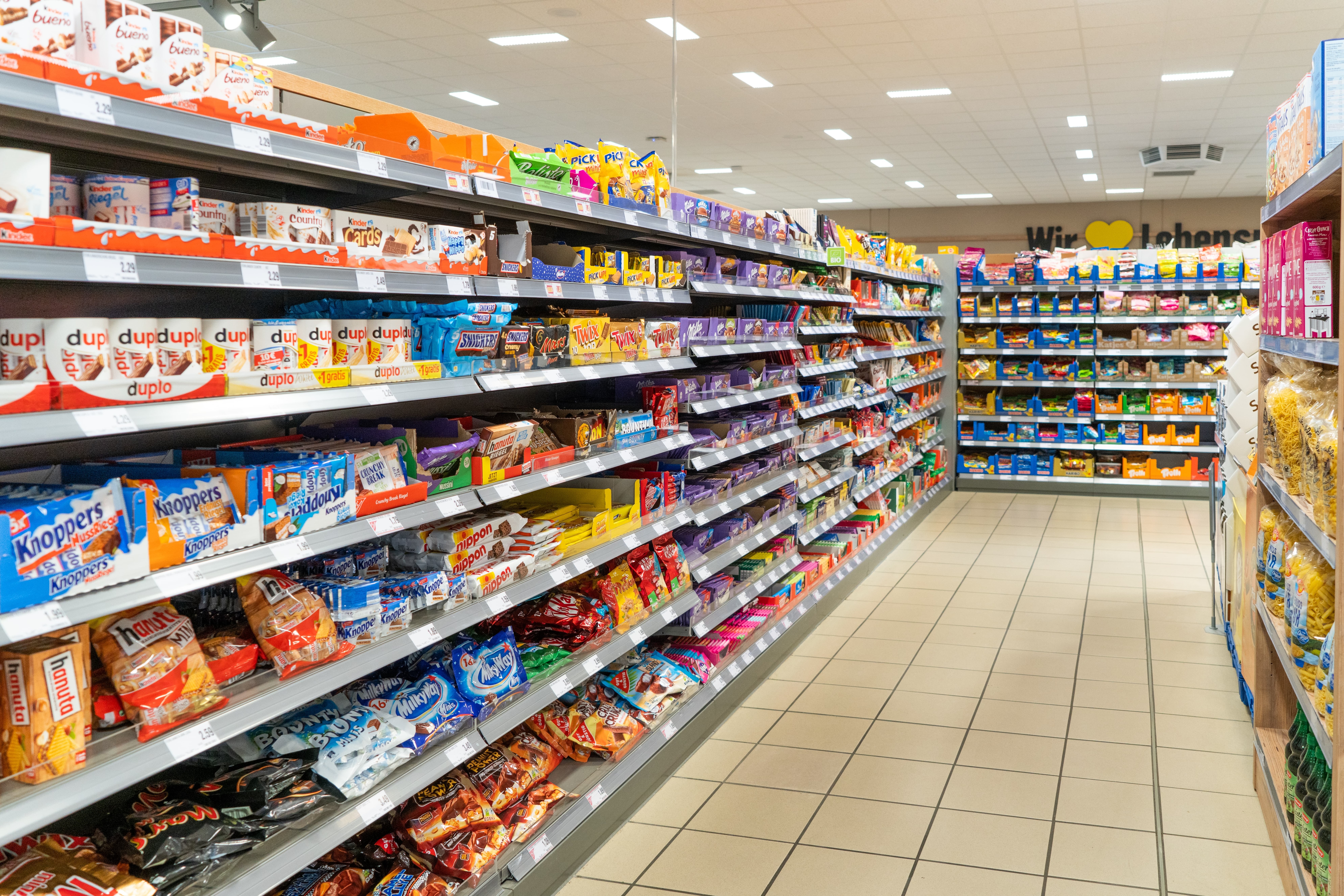 Die Süßwarenabteilung eines Edeka-Marktes.