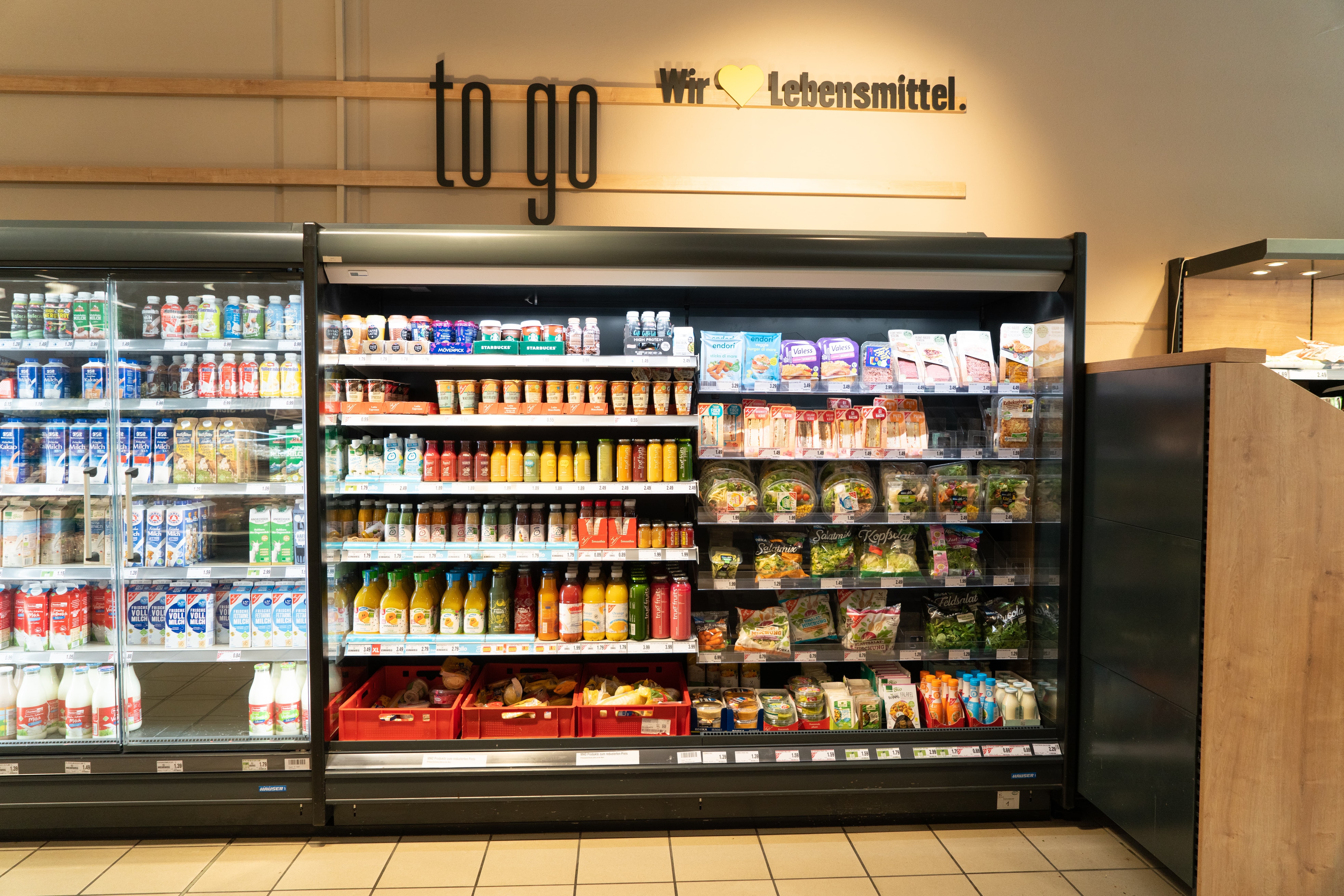 Ein Kühlregal mit Convenience-Produkten in einem Edeka-Markt.