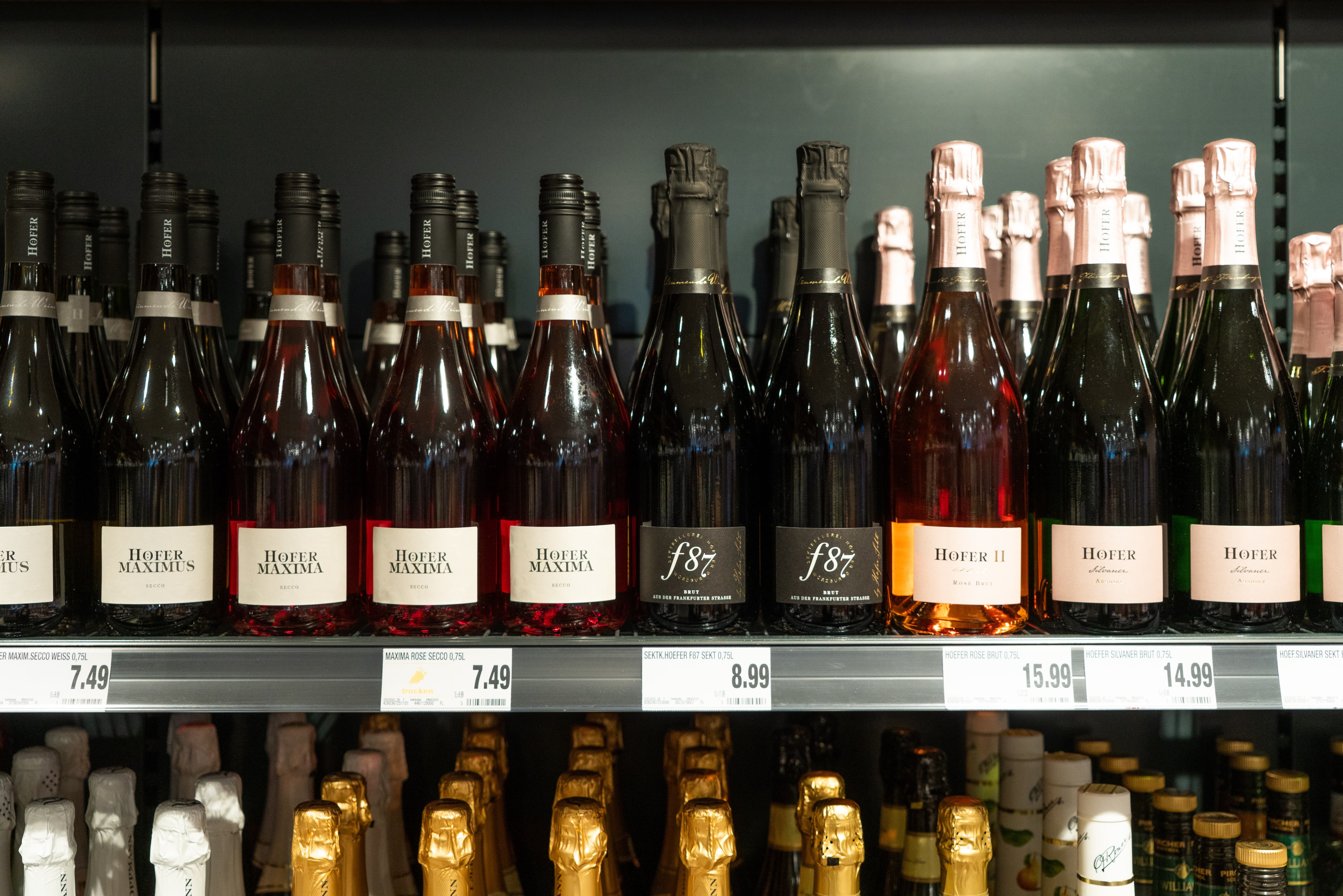 Eine Regalebene mit Weinflaschen.