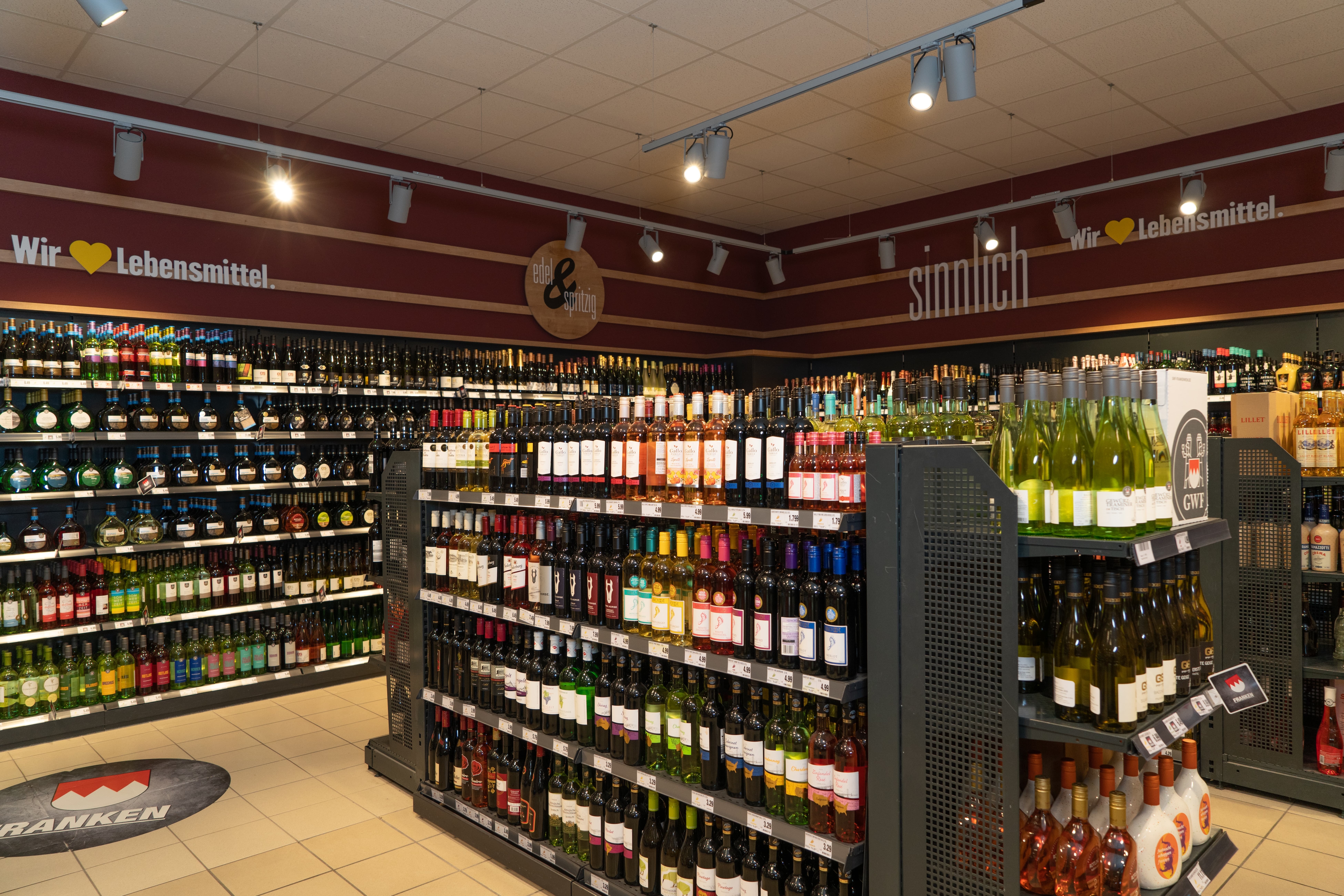 Die Weinabteilung eines Edeka-Marktes.