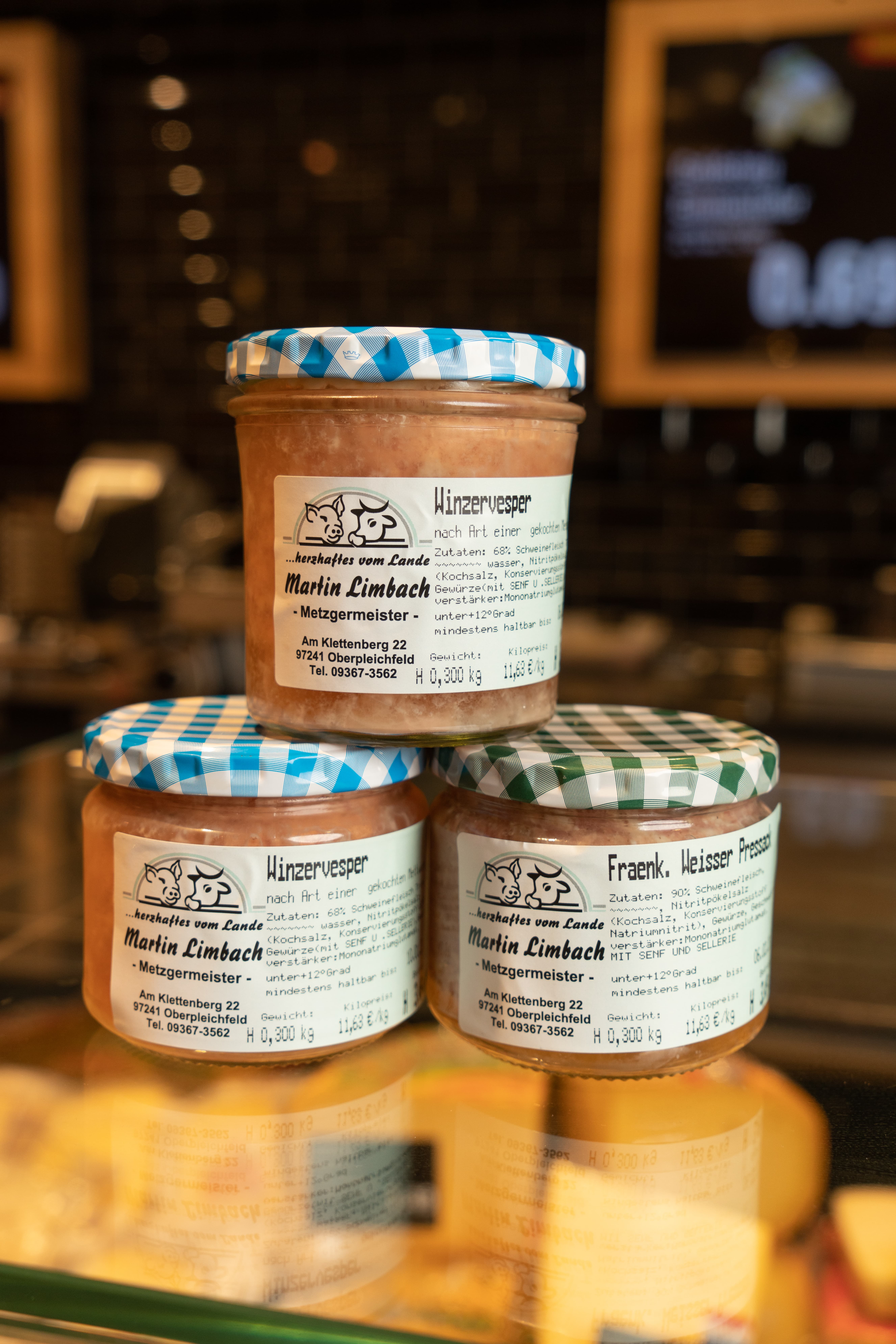Drei Gläser "Winzervesper" auf dem Tresen der Frischetheke eines Edeka-Marktes.