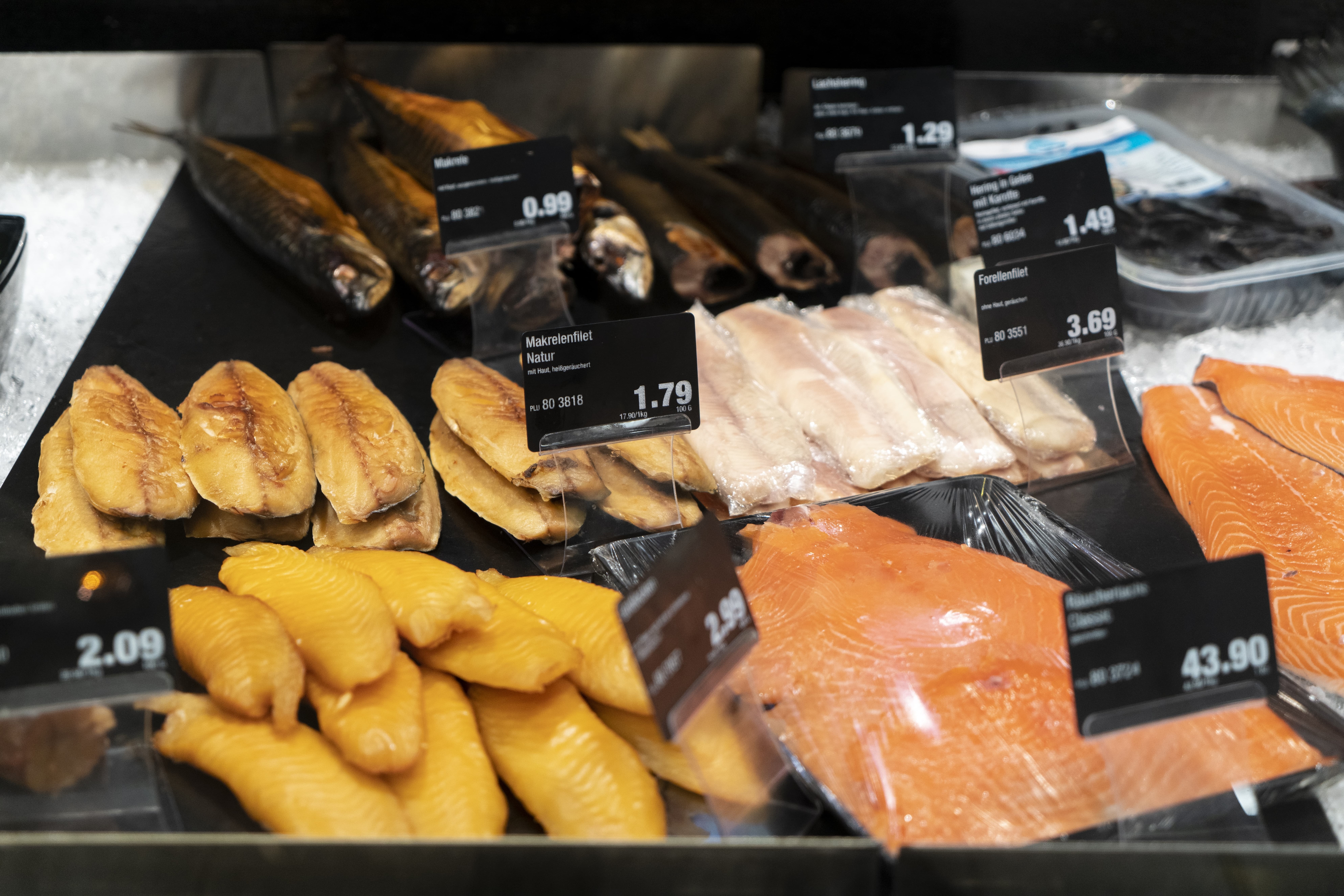 Räucherfisch mit Preisschildern.