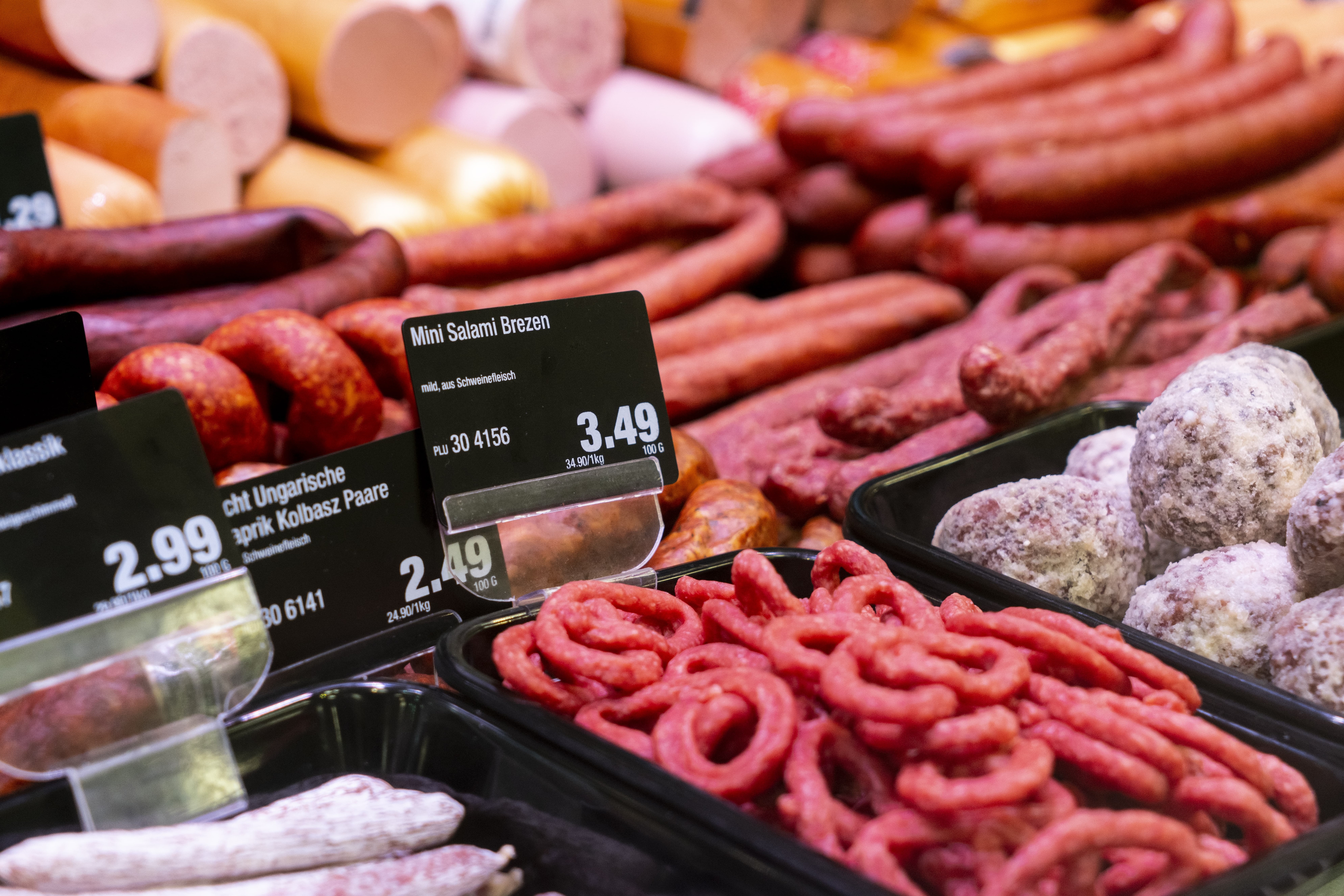 Mini Salami Brezen in der Auslage der Frischetheke.