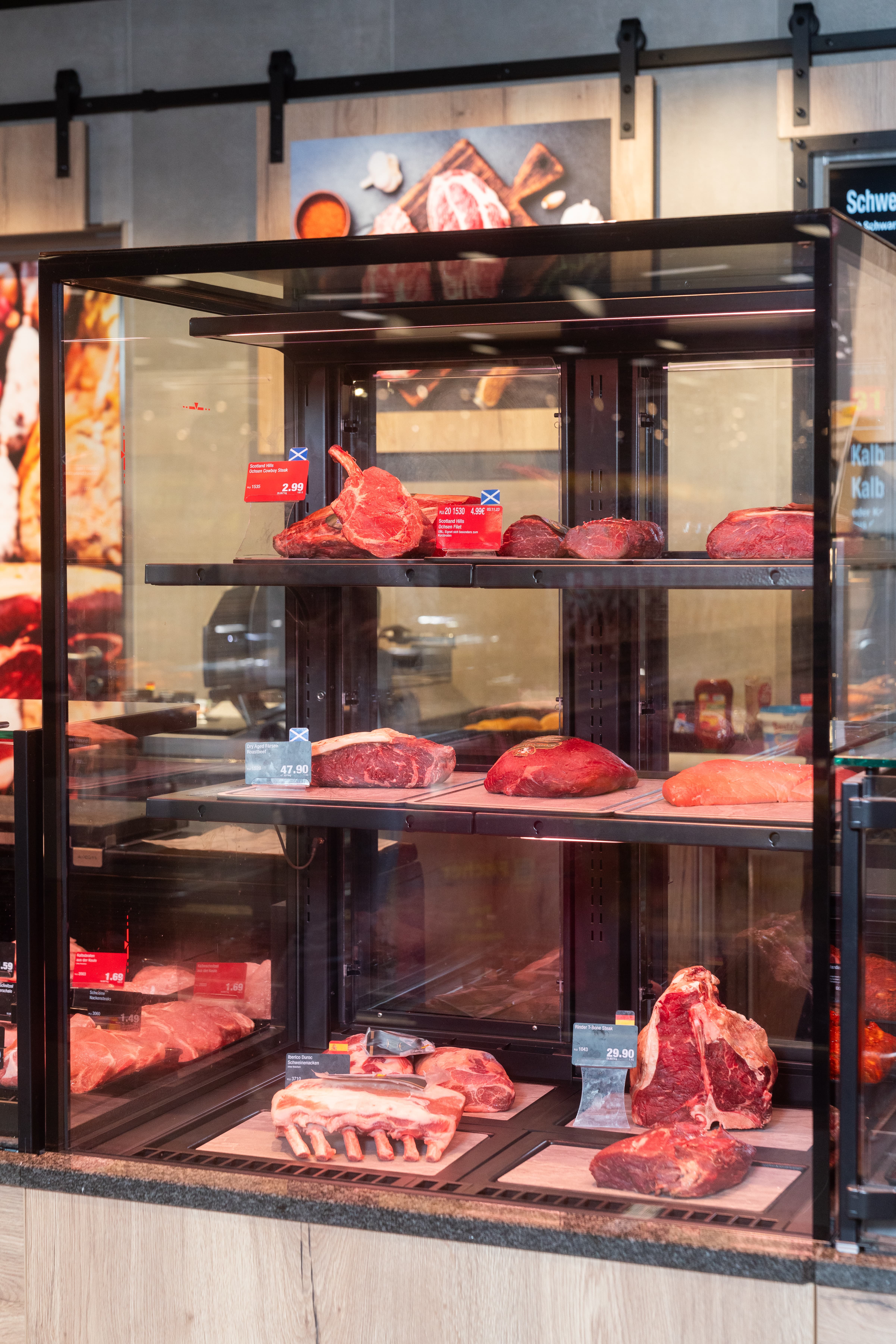 In einer gläsernen Vitrine werden hochpreisige Stücke Fleisch präsentiert.