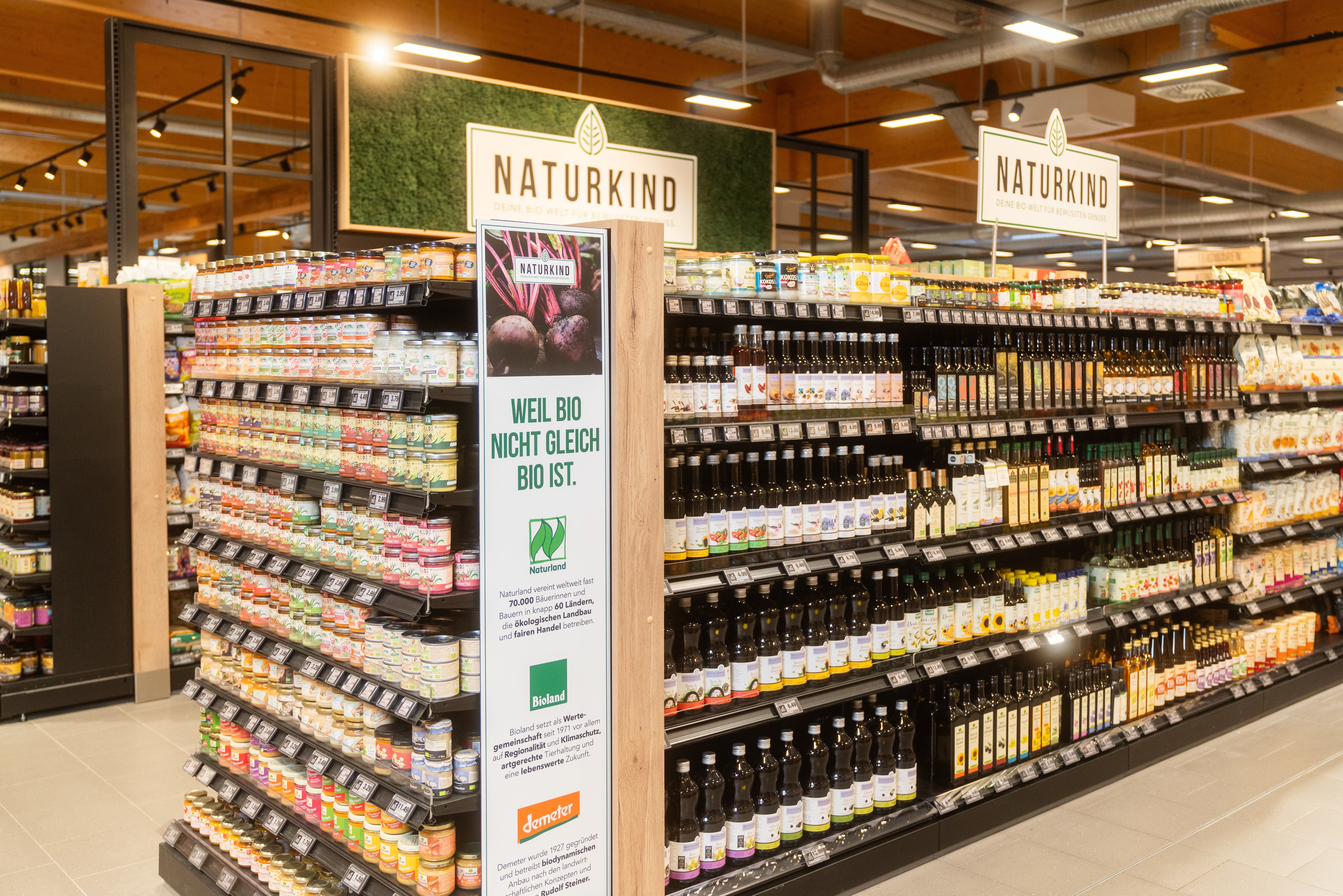 Ein Regal mit Produkten der Marke Naturkind.