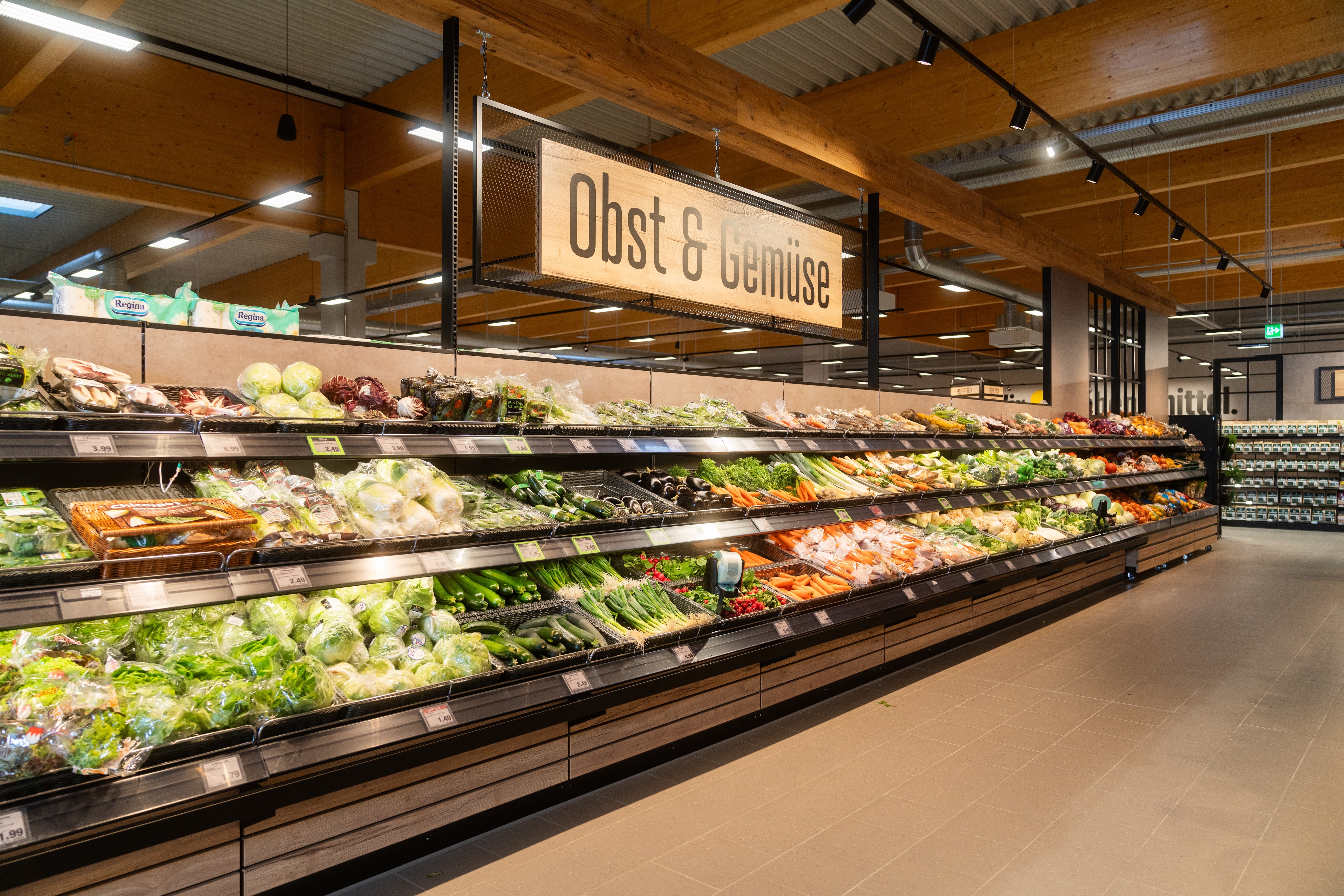 Langes Regal in der Abteilung für Obst und Gemüse.