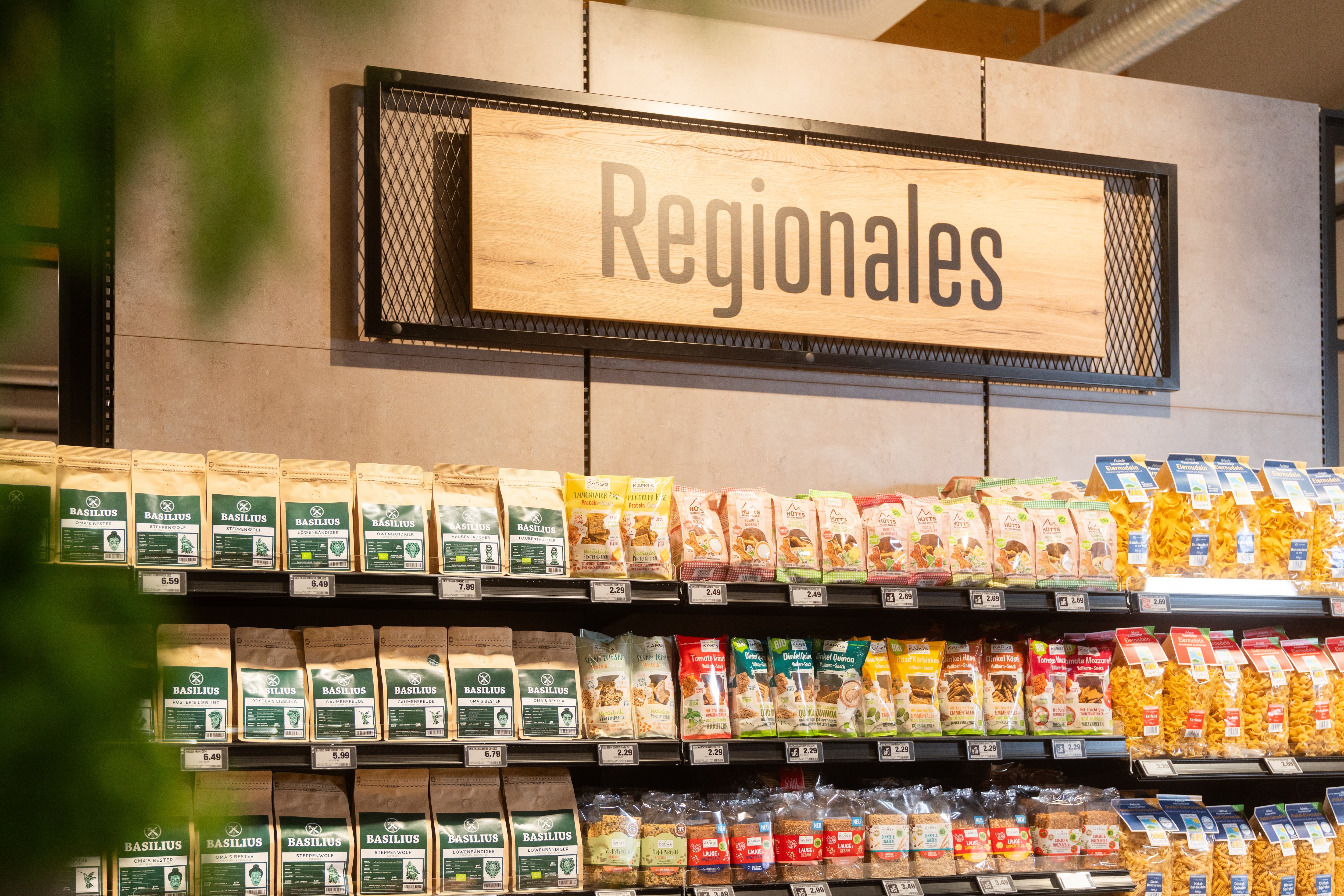 Über einem Regal steht in brauner Schrift Regionales.