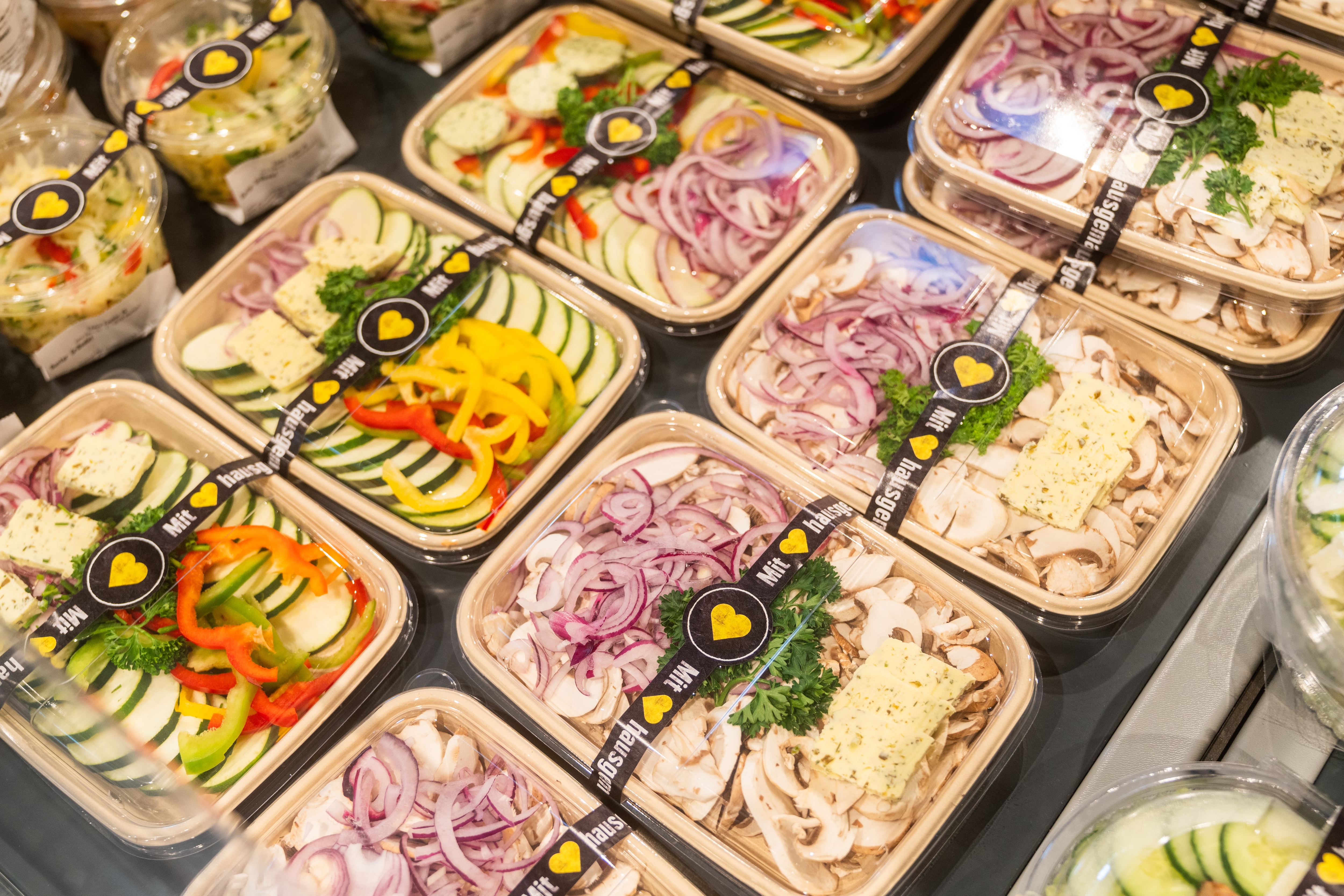 Einwegbehälter mit verpacktem geschnittenem Gemüse.