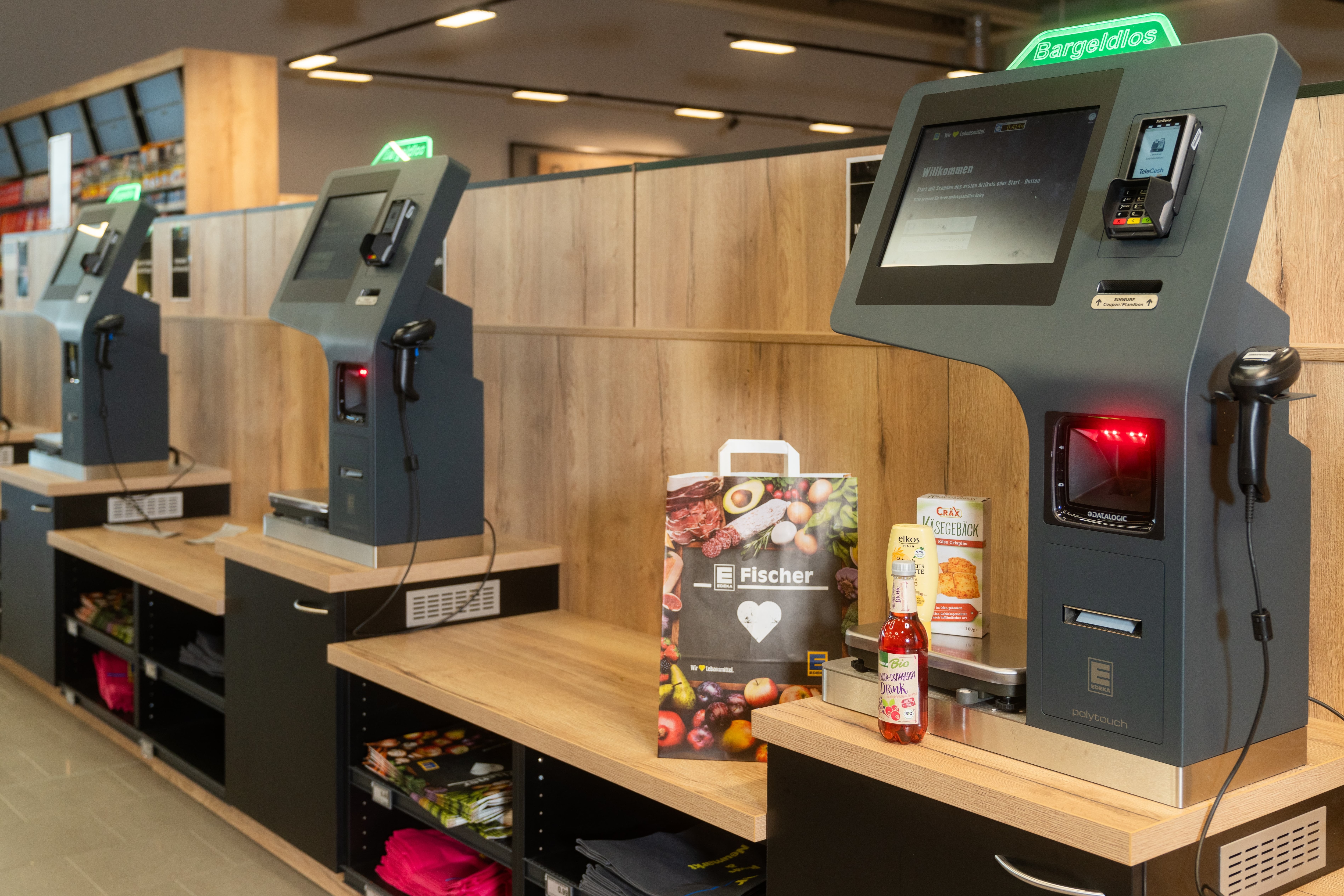Selbstbedienungskasse mit Waage und Scanner.