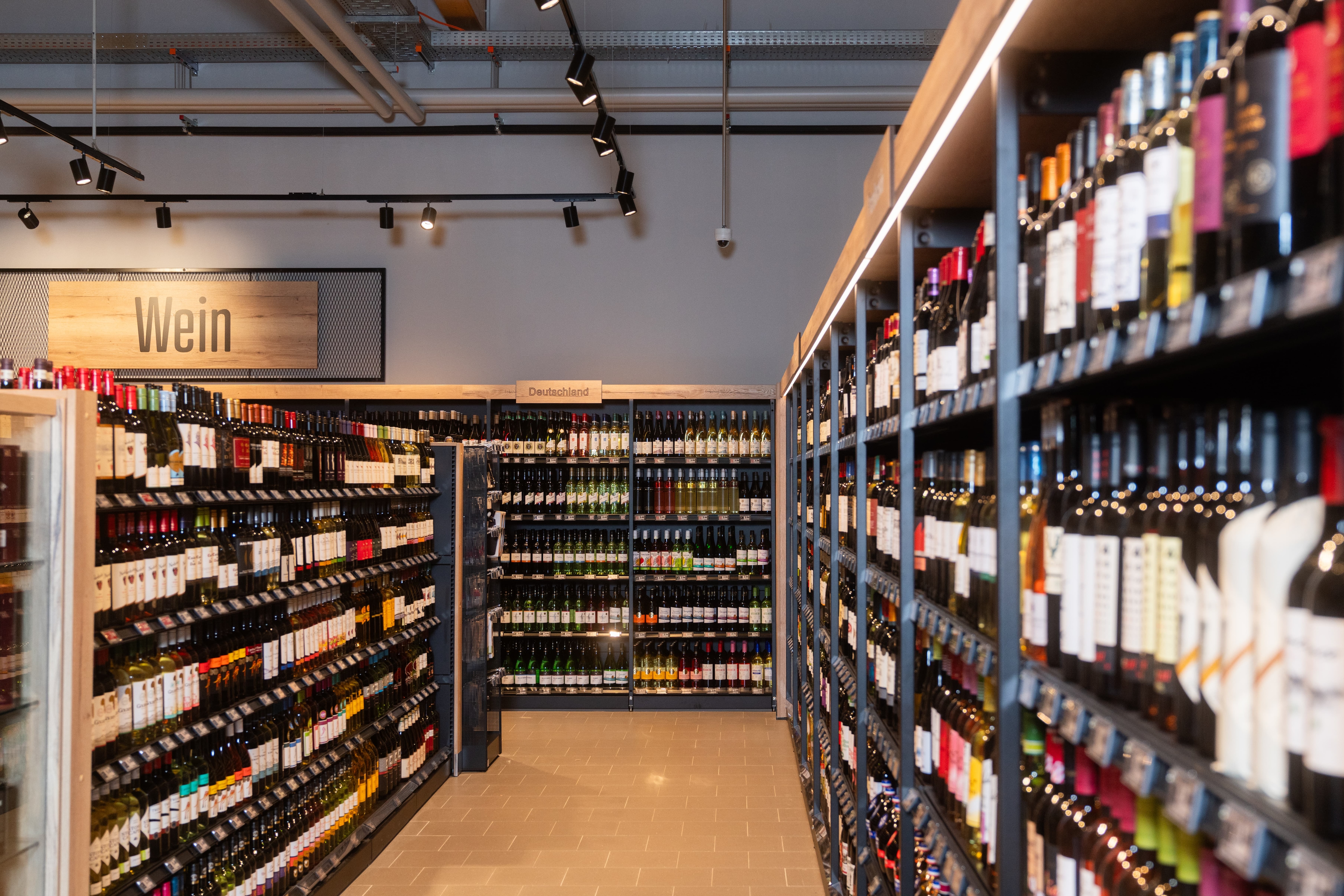 Lange Weinregale im EDEKA-Markt.