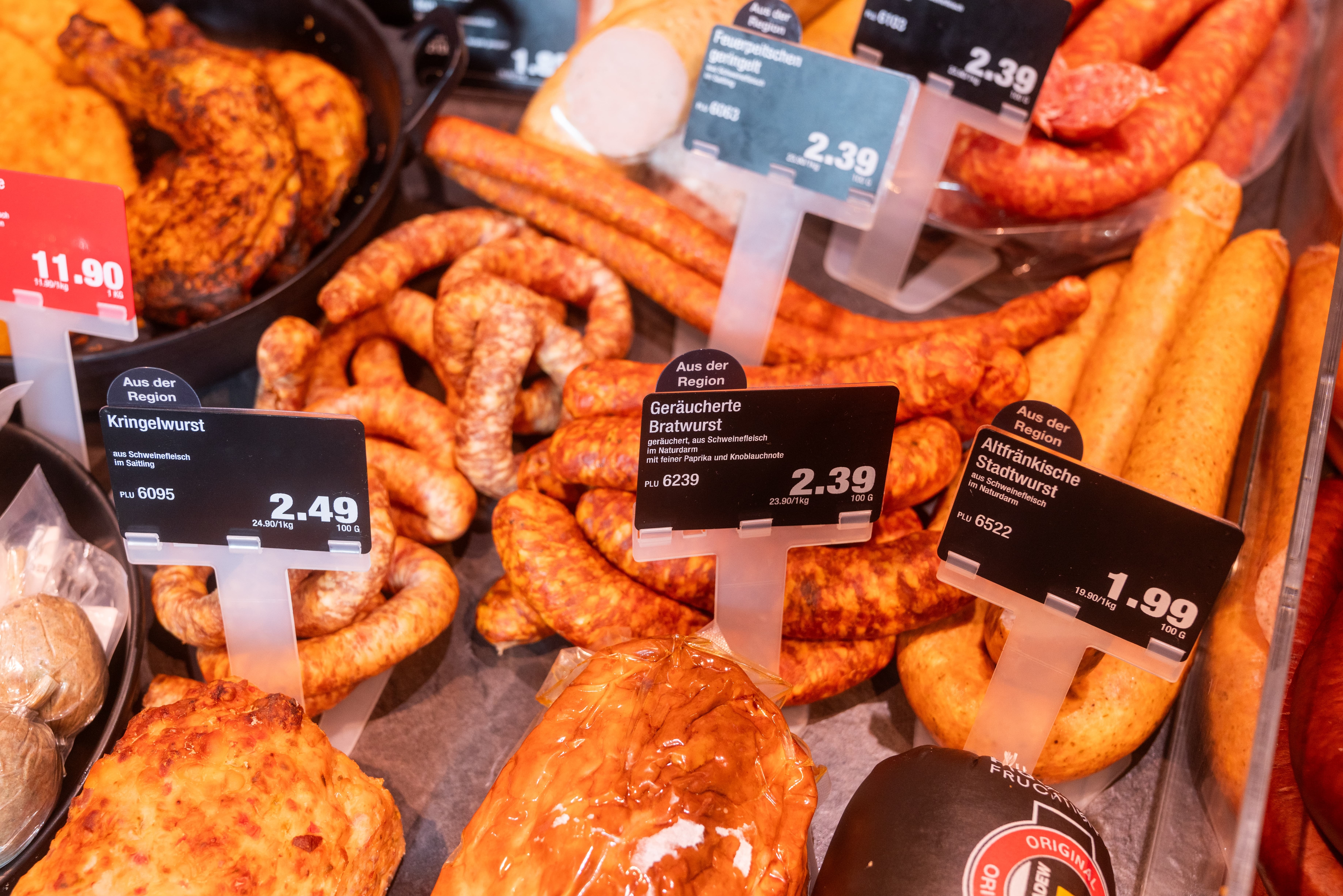 Kringelwurst, Bratwurst und Altfränkische Stadtwurst in der Frischetheke.