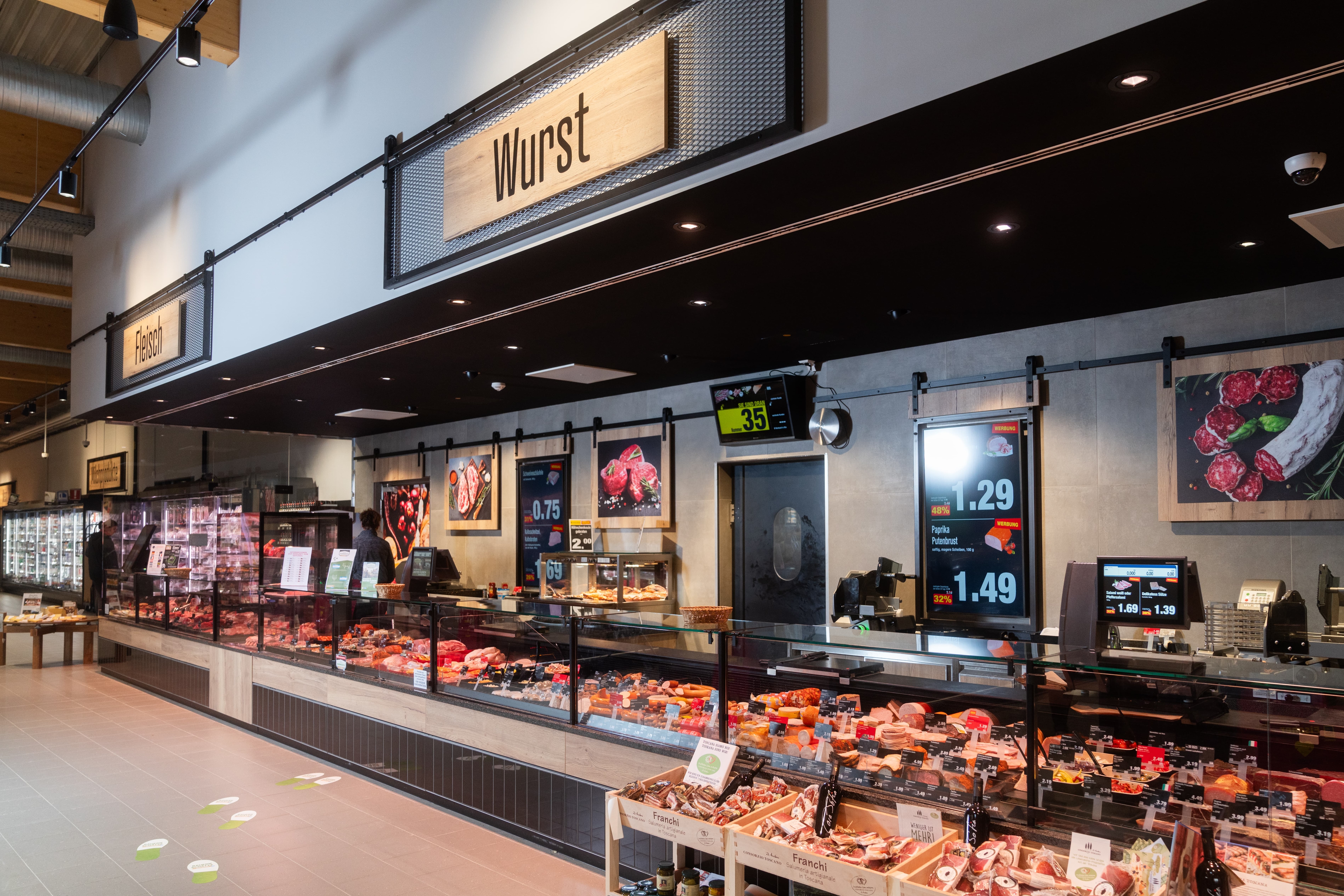 Fleisch- und Wursttheke im EDEKA-Markt.