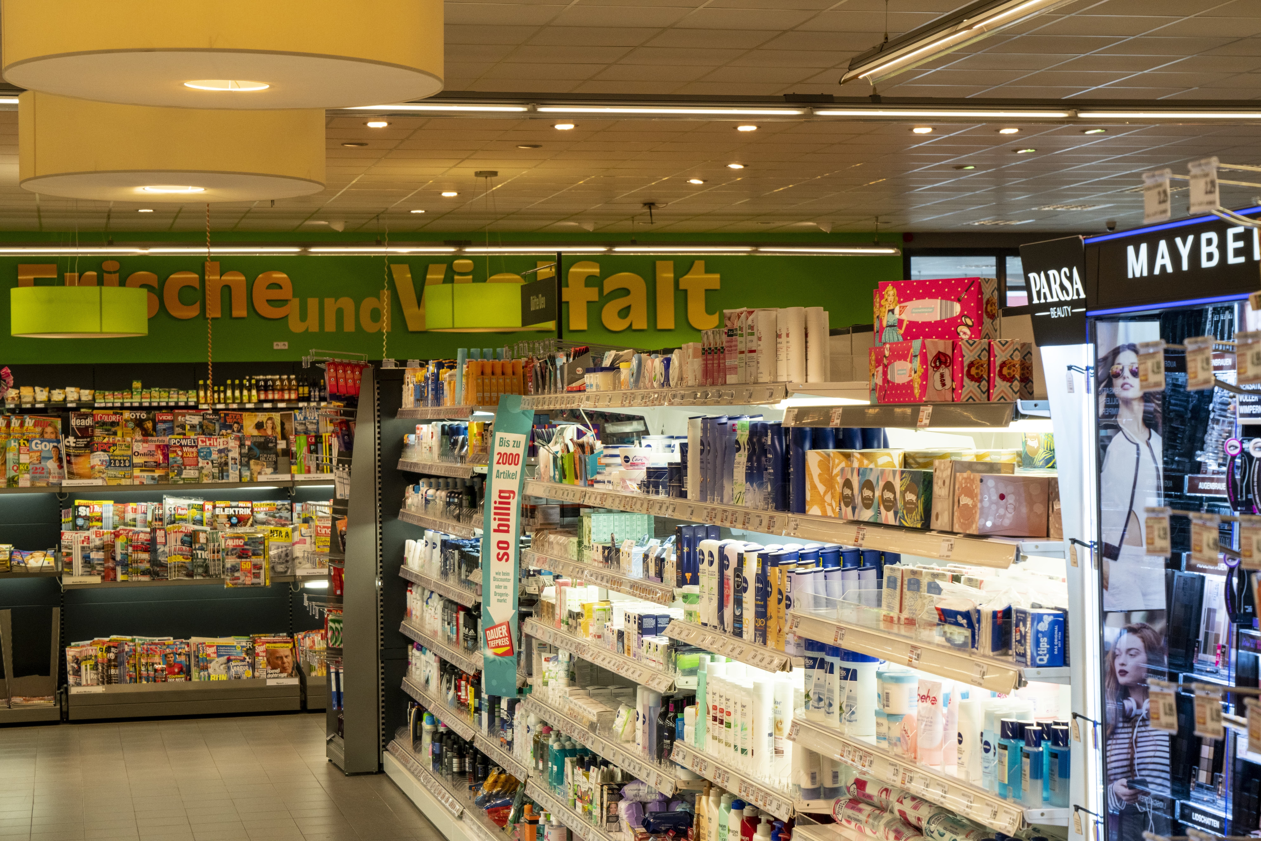 Die Drogerieabteilung eines EDEKA-Markts, mit unzähligen bunten Produkten.