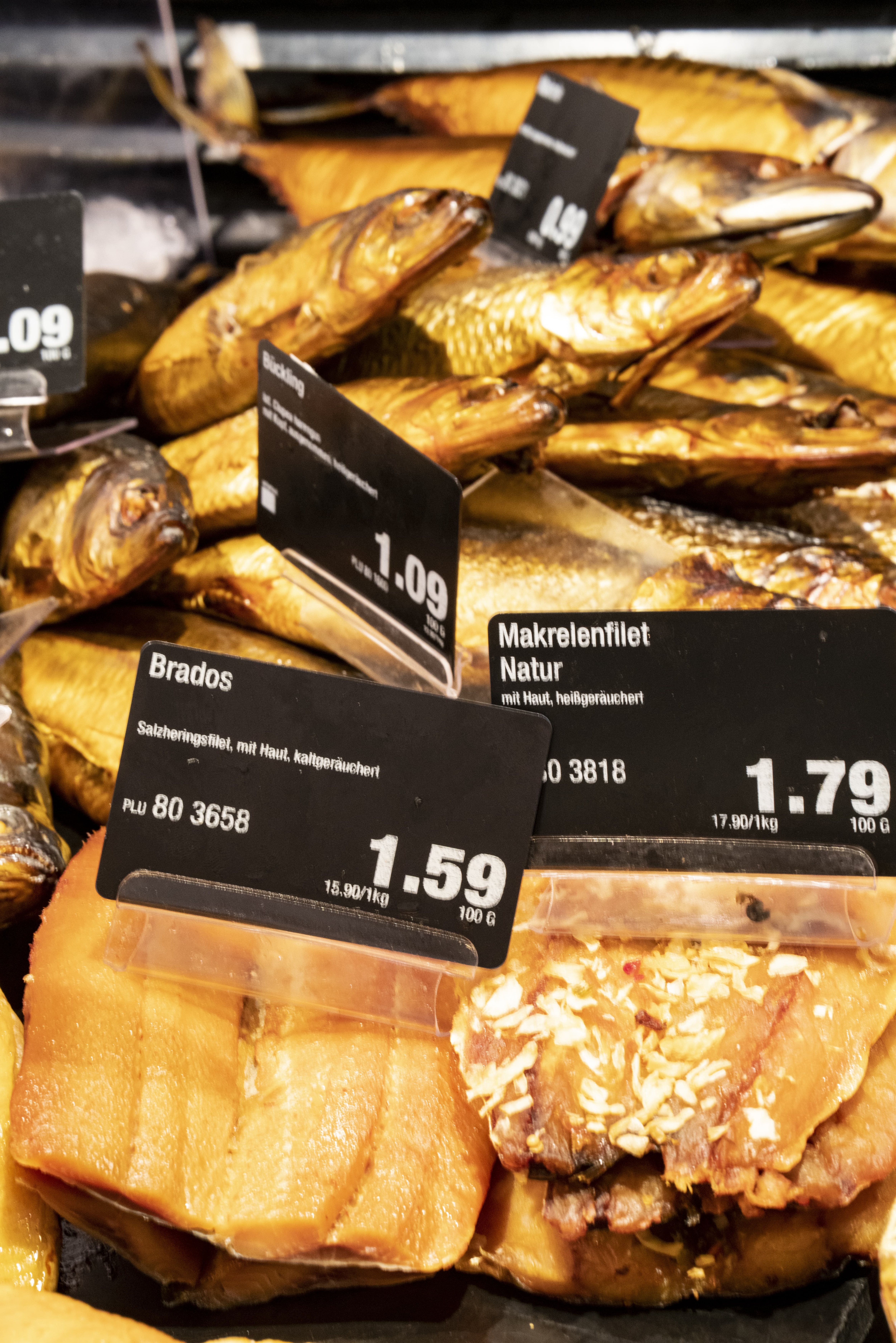 Fisch in einer Auslage im Close-Up, mit Preisschildern.