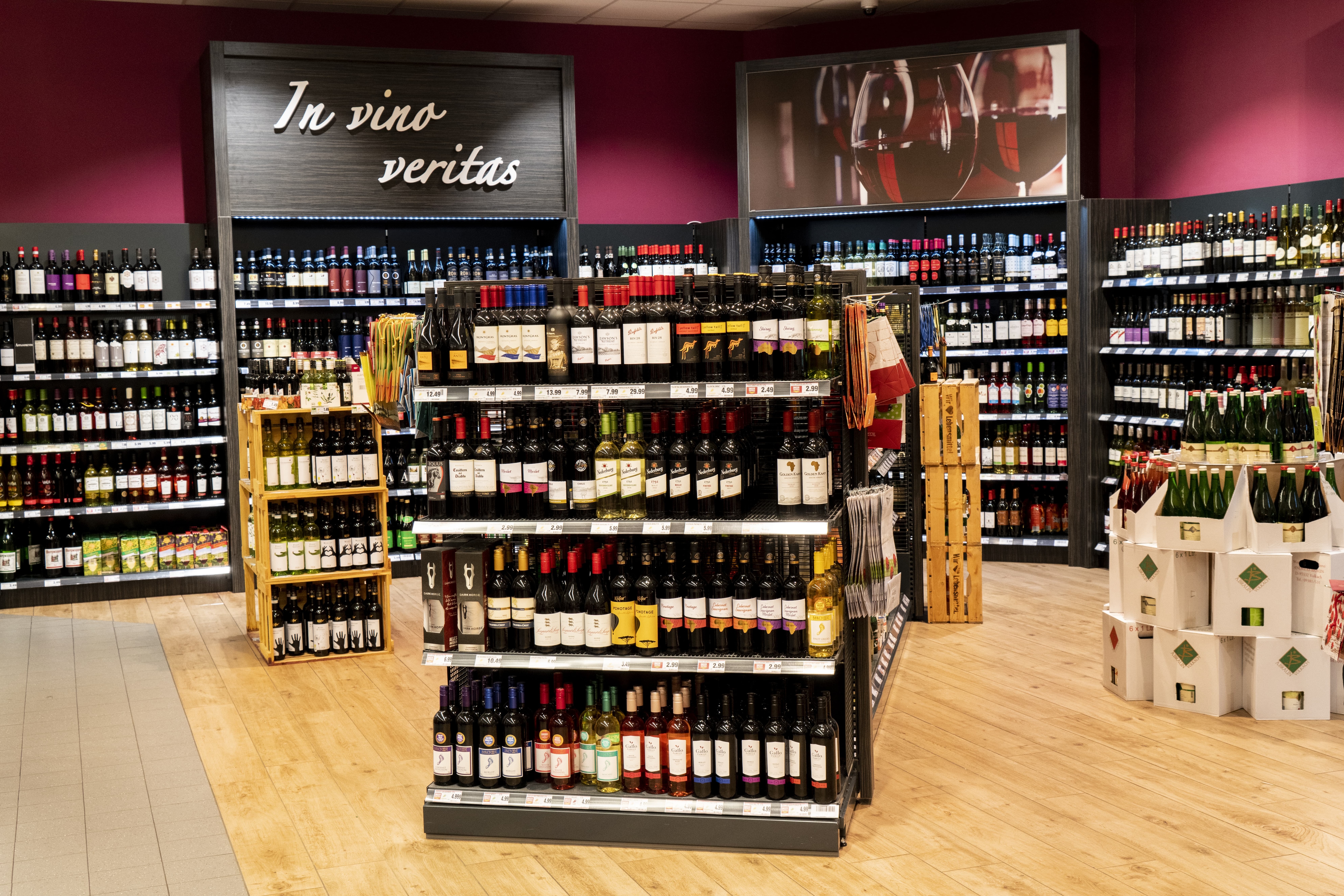 Die Weinabteilung eines EDEKA-Markts.
