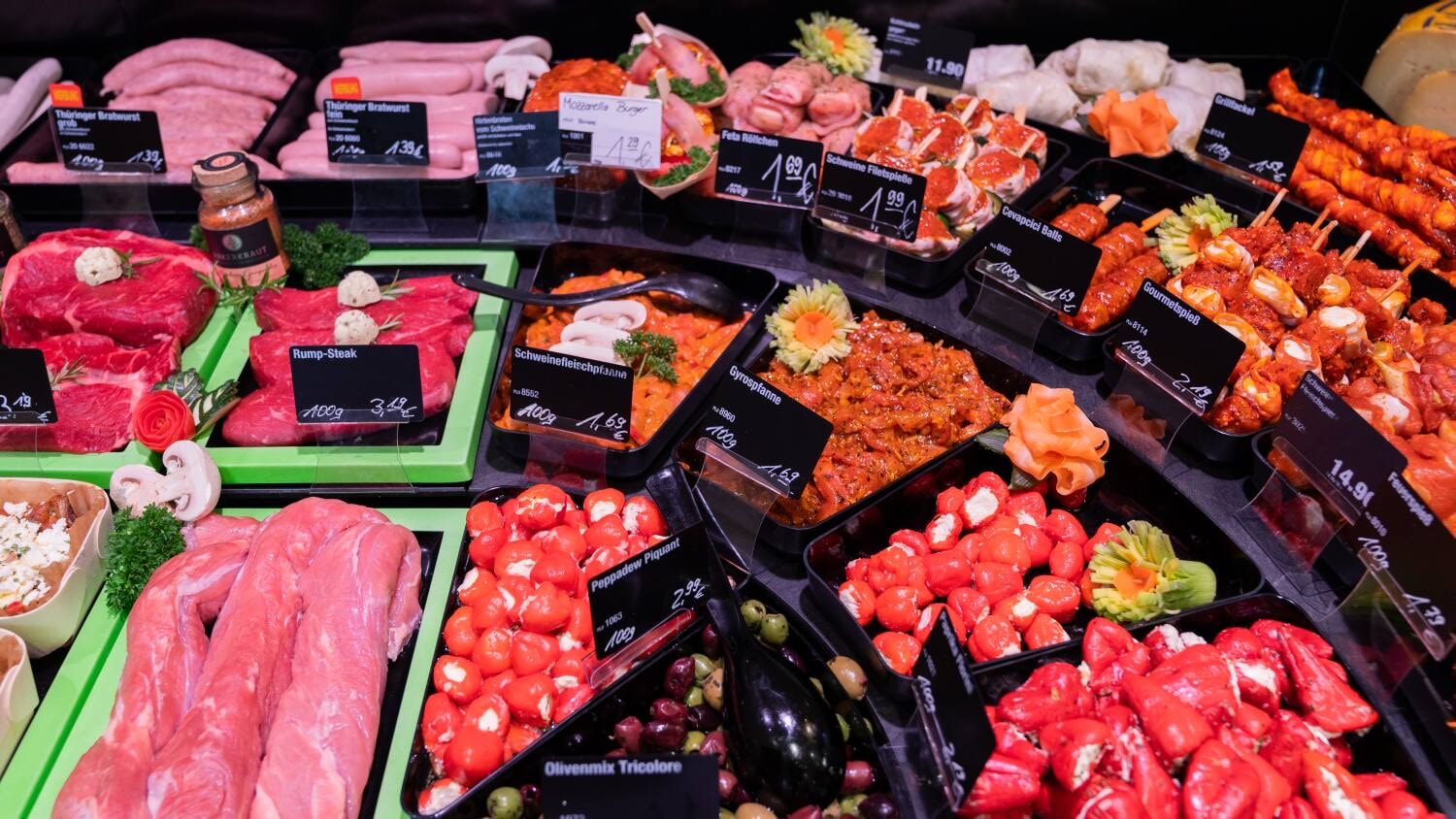 Verschiedene Produkte in der Auslage einer Fleischtheke.