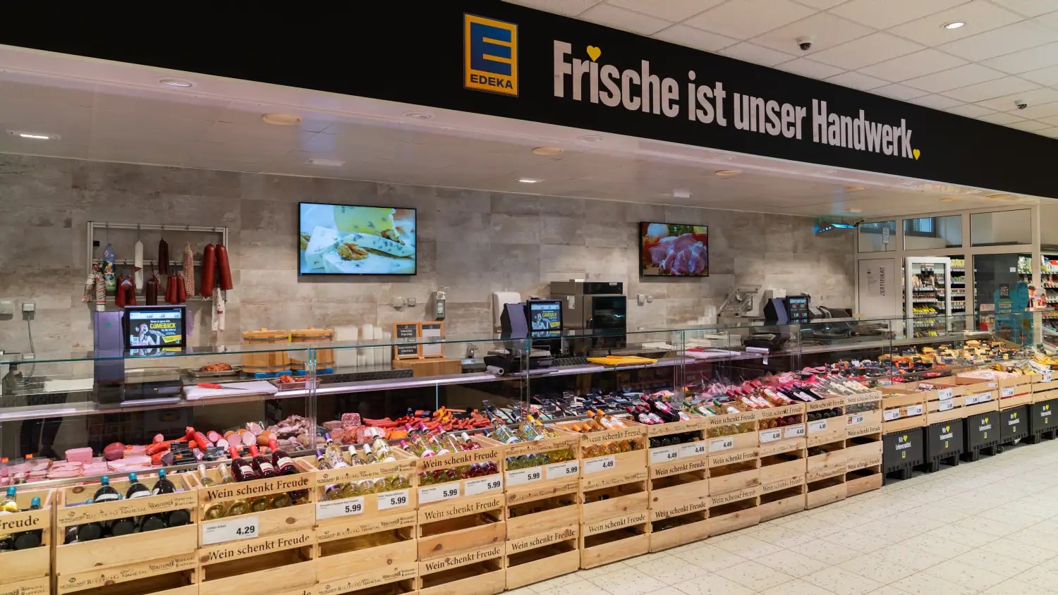 Die Frischetheke in einem EDEKA-Markt.