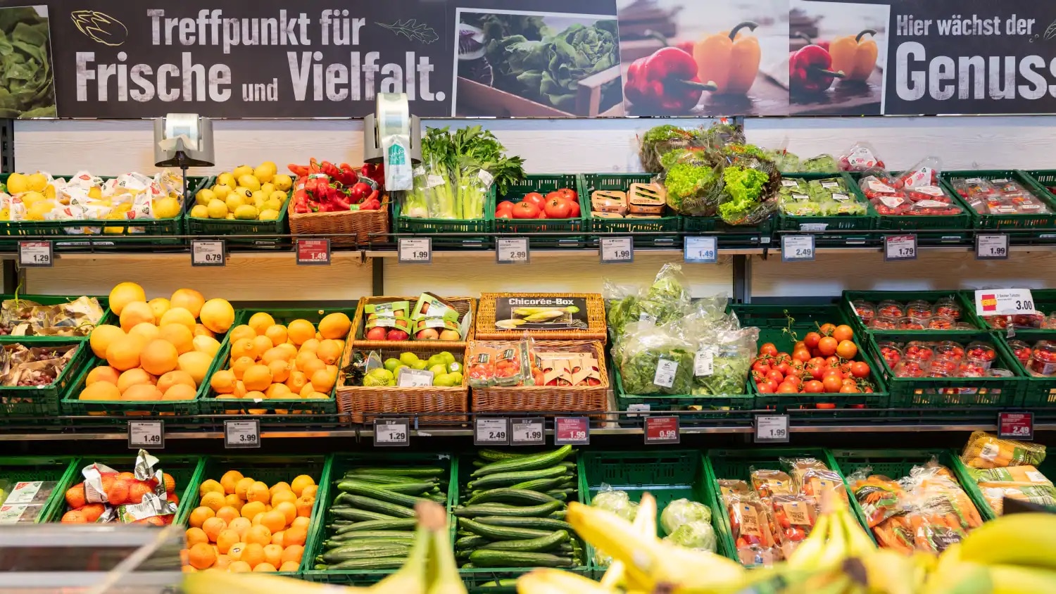 Die Obst- und Gemüseabteilung eines EDEKA-Marktes.