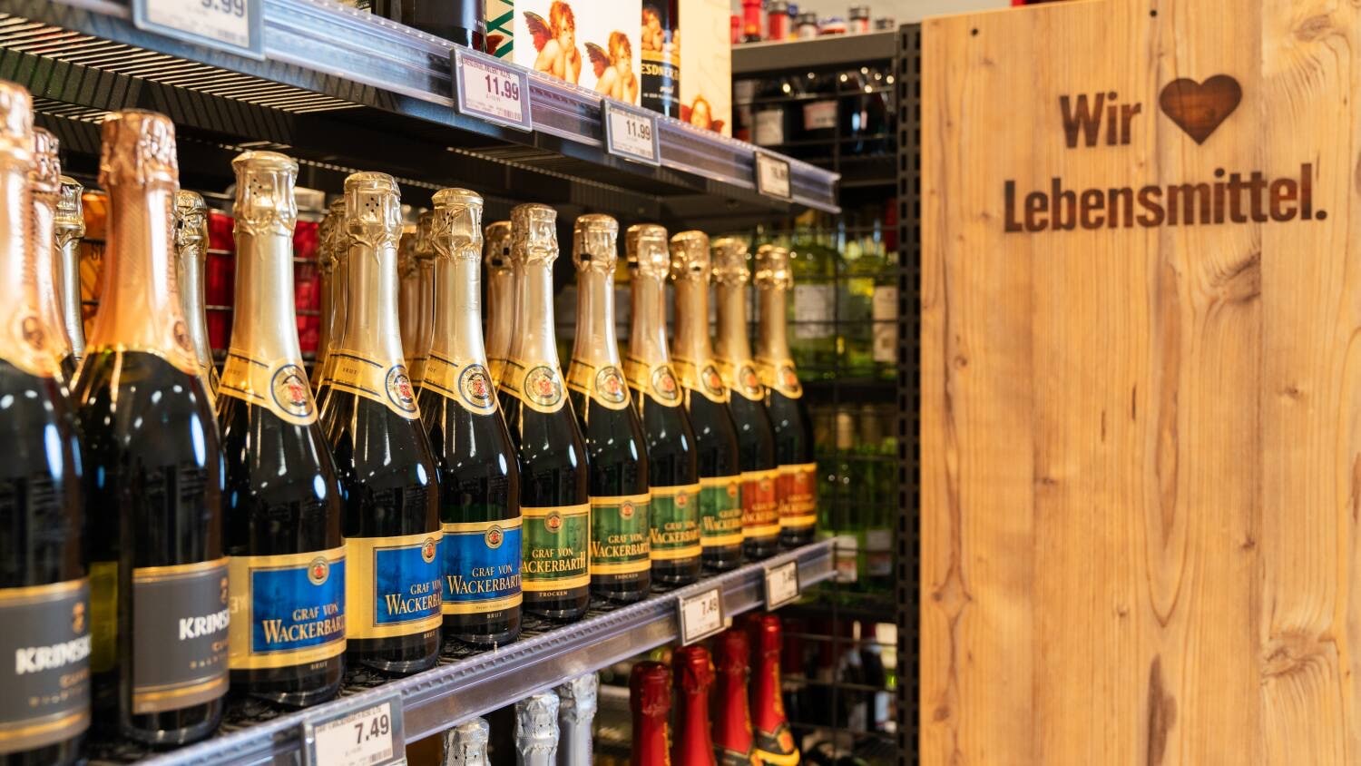 Ein Regal mit Sekt Flaschen.